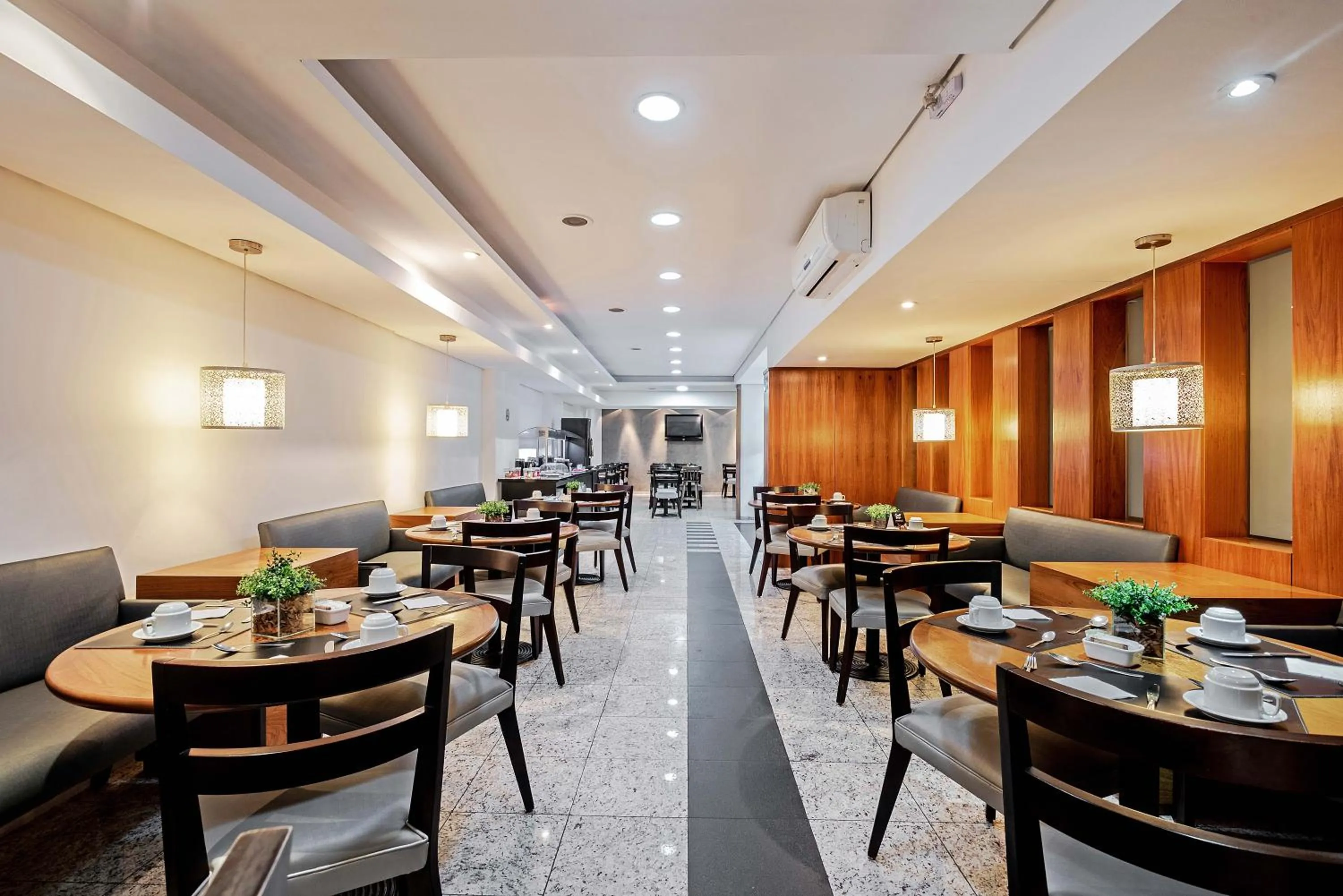 Restaurant/places to eat in Slaviero Curitiba Batel