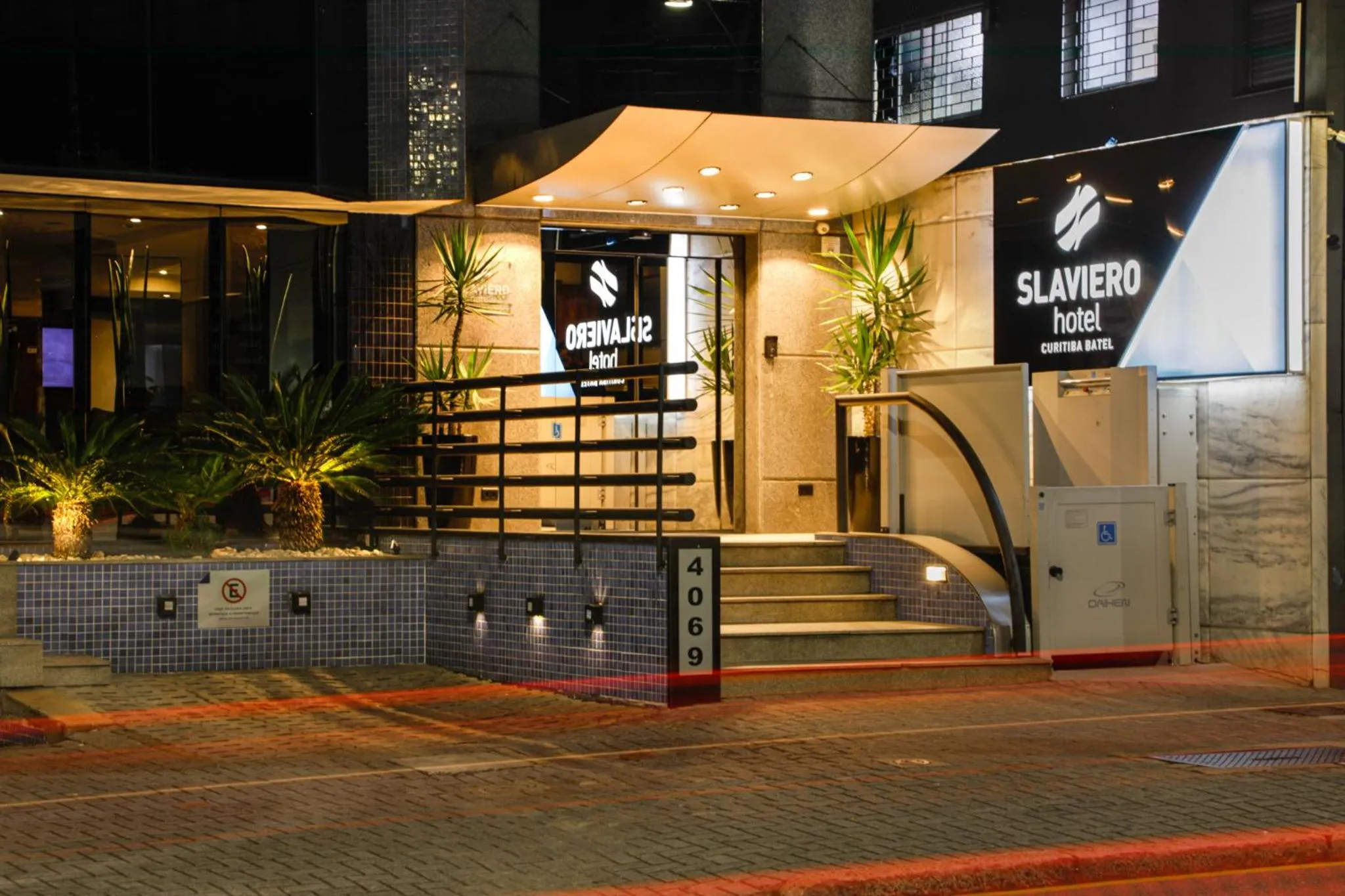 Facade/entrance in Slaviero Curitiba Batel