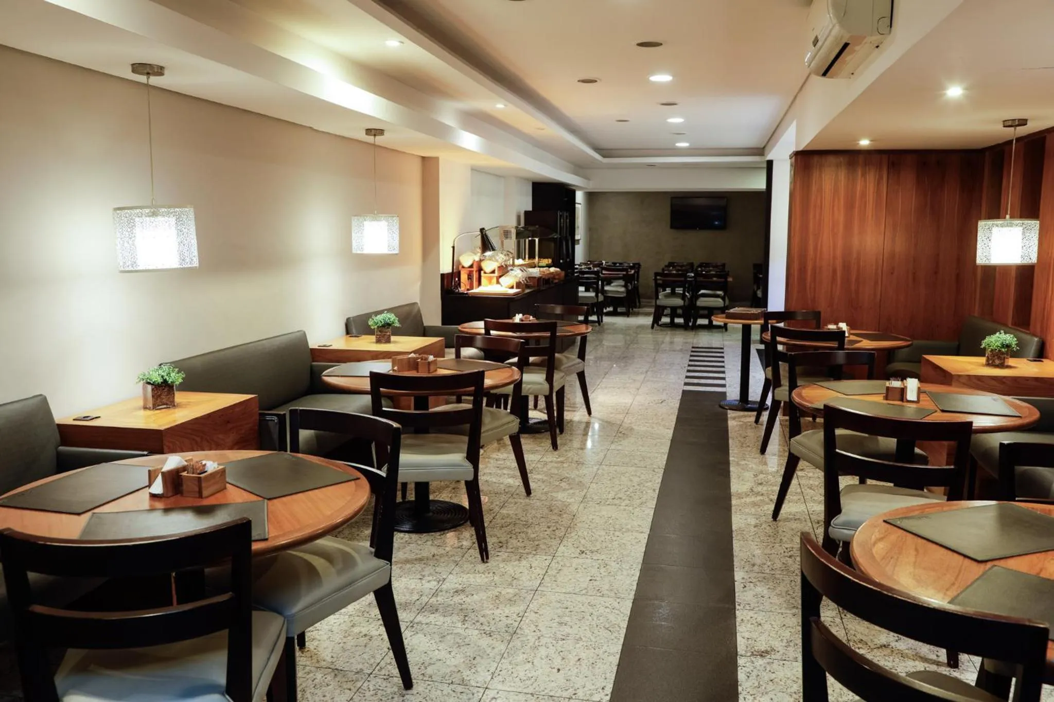 Restaurant/places to eat in Slaviero Curitiba Batel