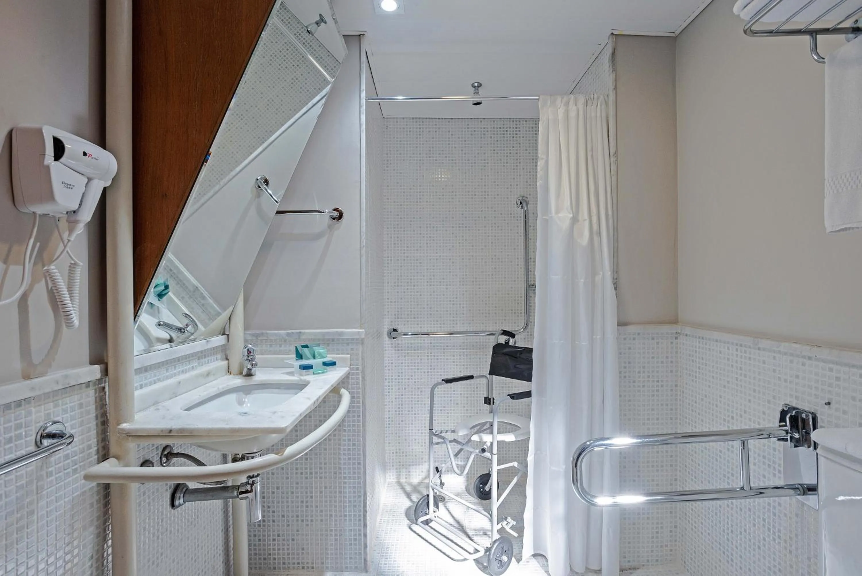 Shower in Slaviero Curitiba Batel