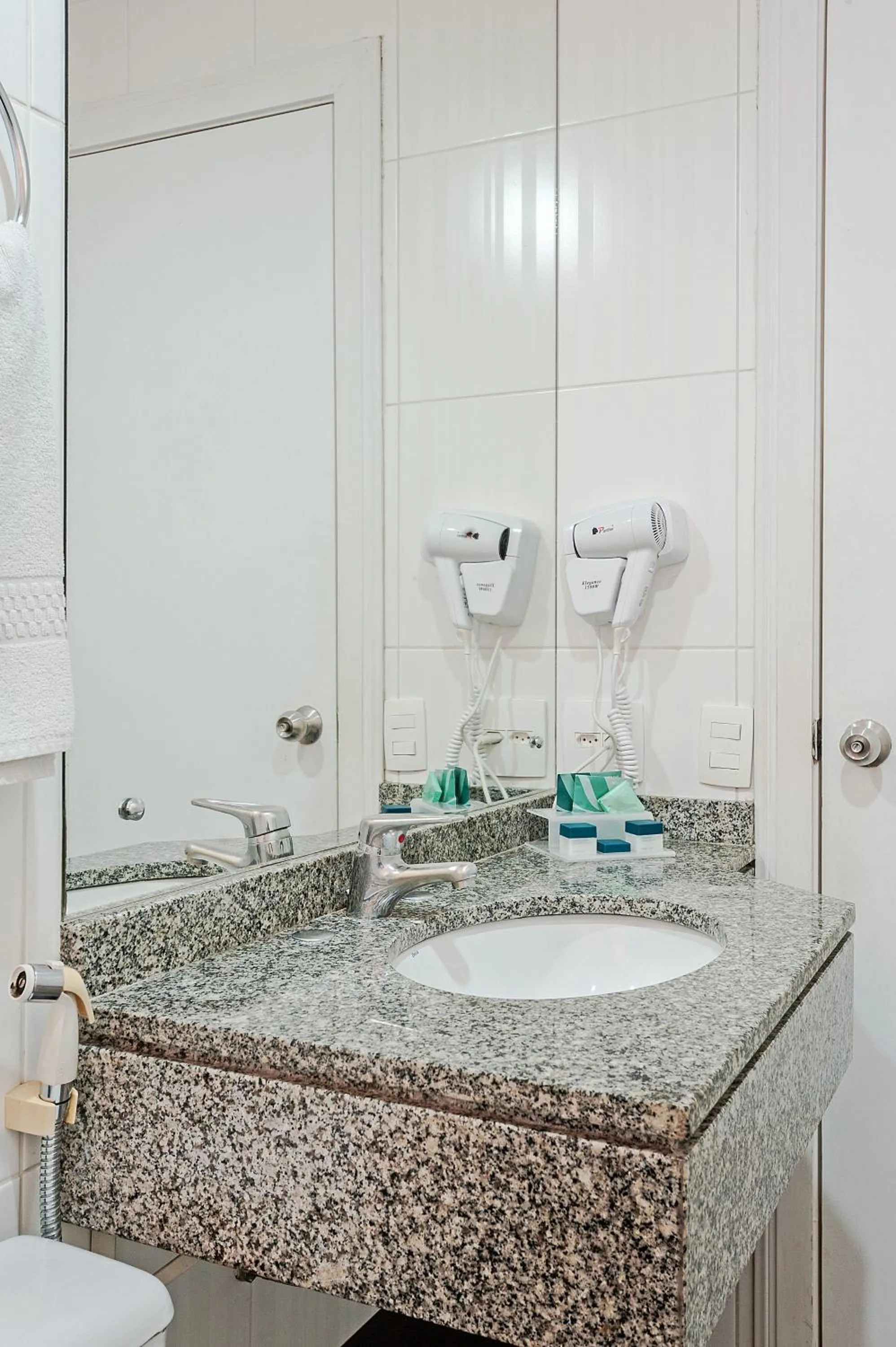 Bathroom in Slaviero Curitiba Shopping