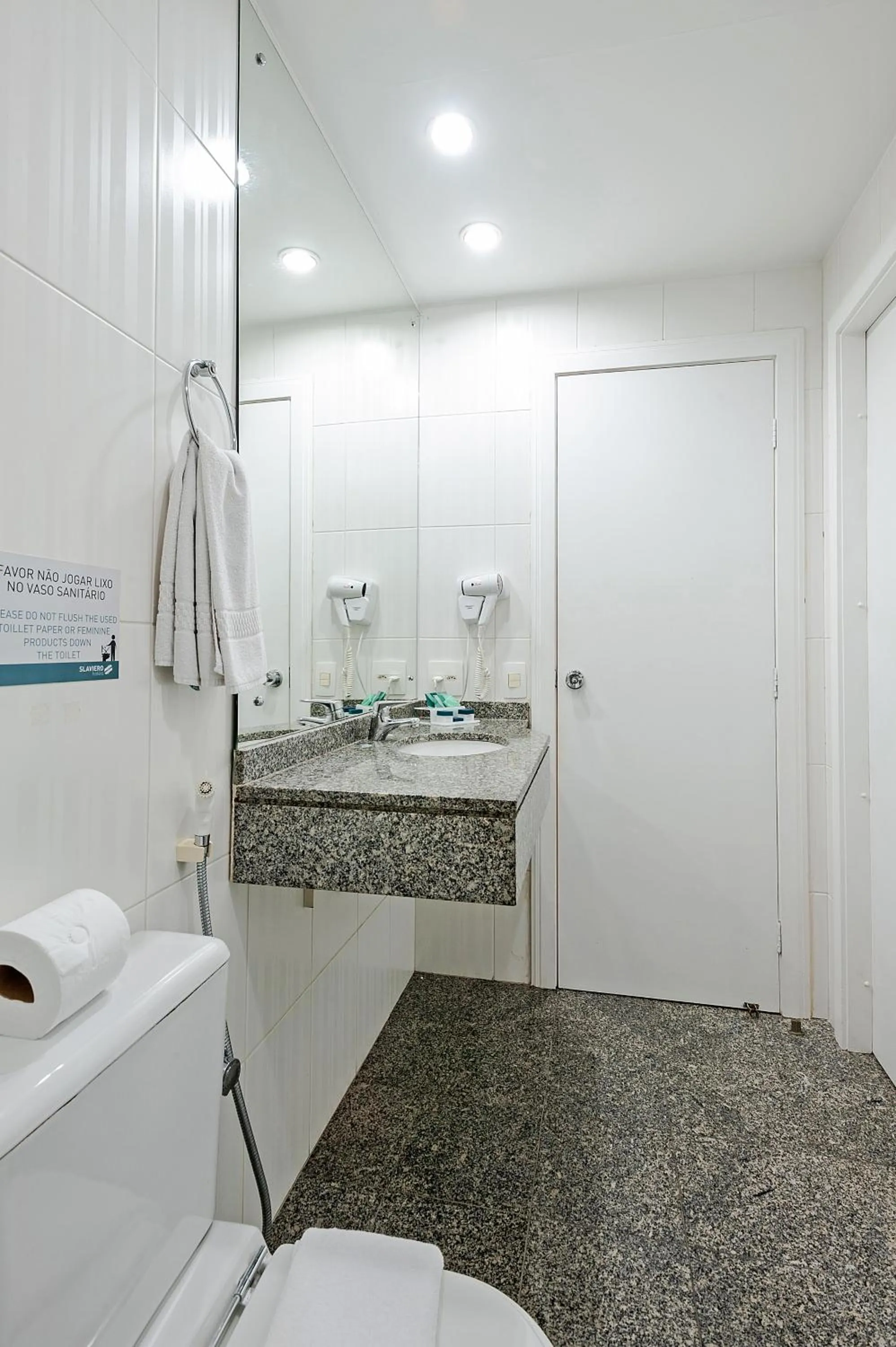 Bathroom in Slaviero Curitiba Shopping