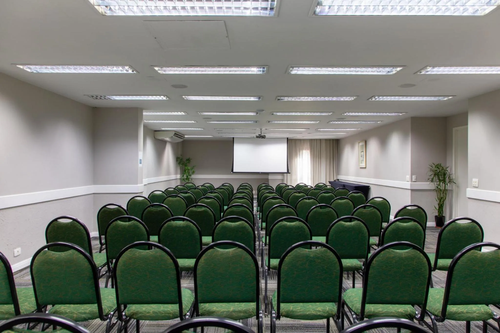 Business facilities in Slaviero Curitiba Shopping