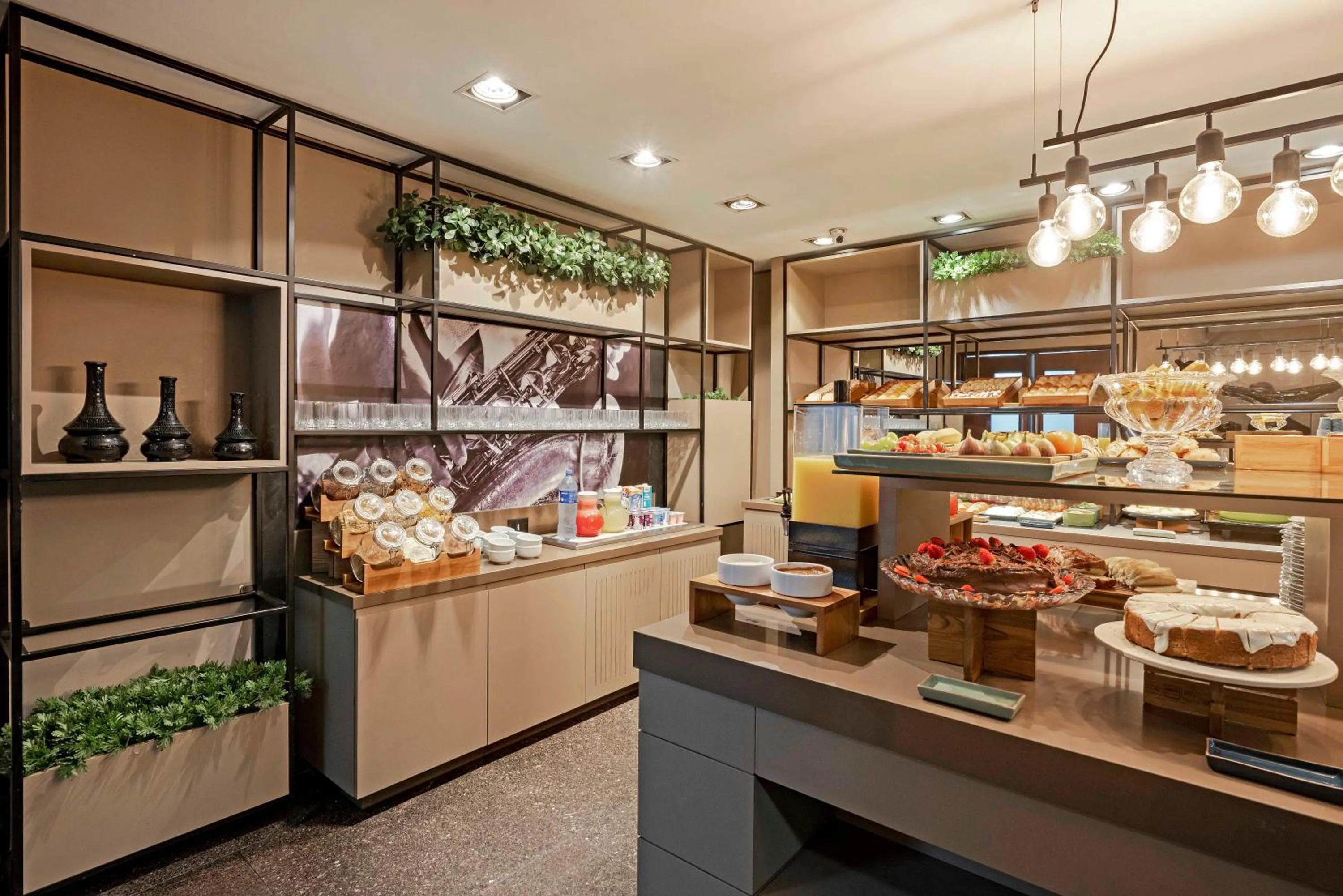 Food and drinks in Full Jazz by Slaviero Hotéis