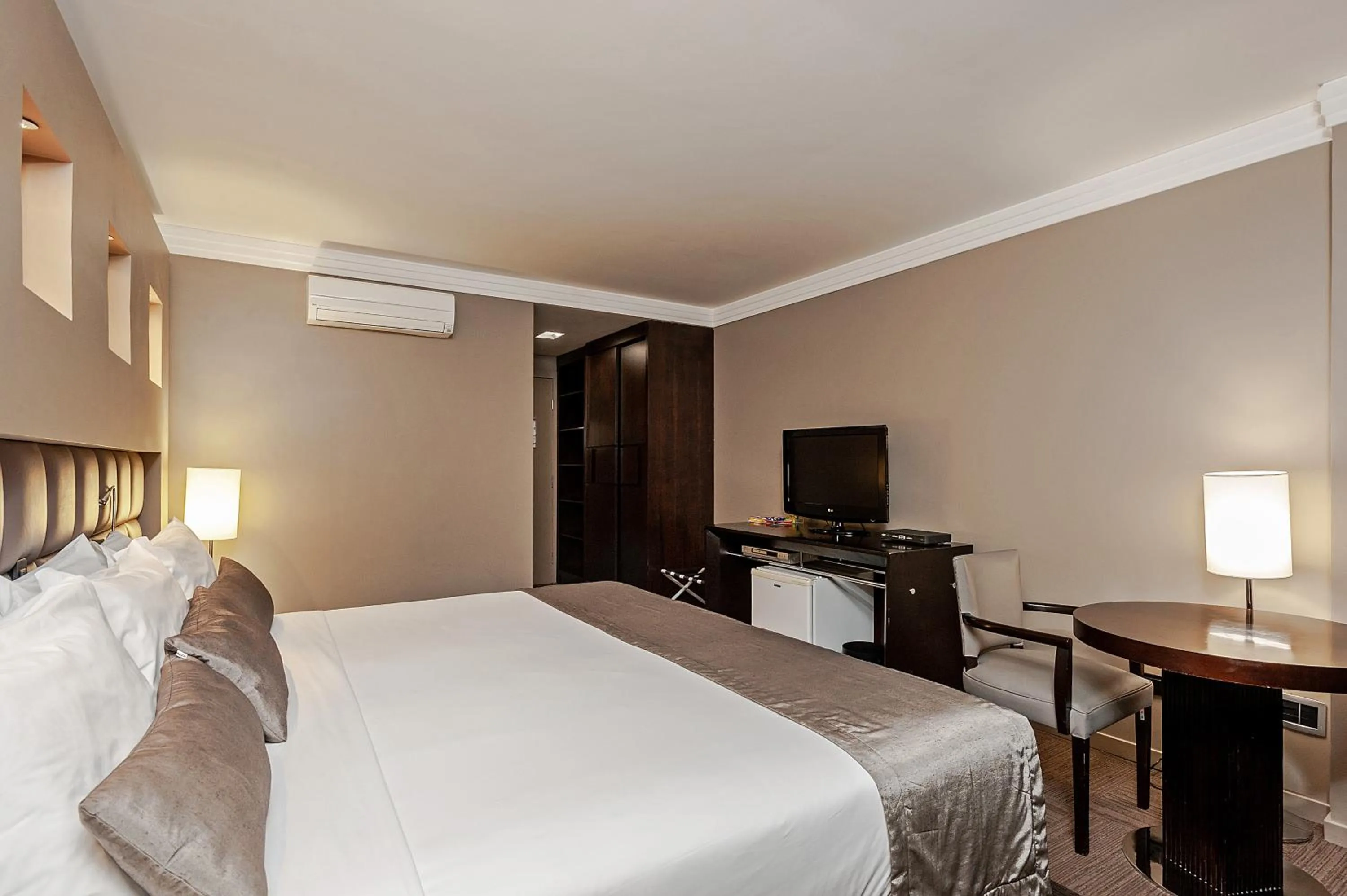 Photo of the whole room, Bed in Full Jazz by Slaviero Hotéis