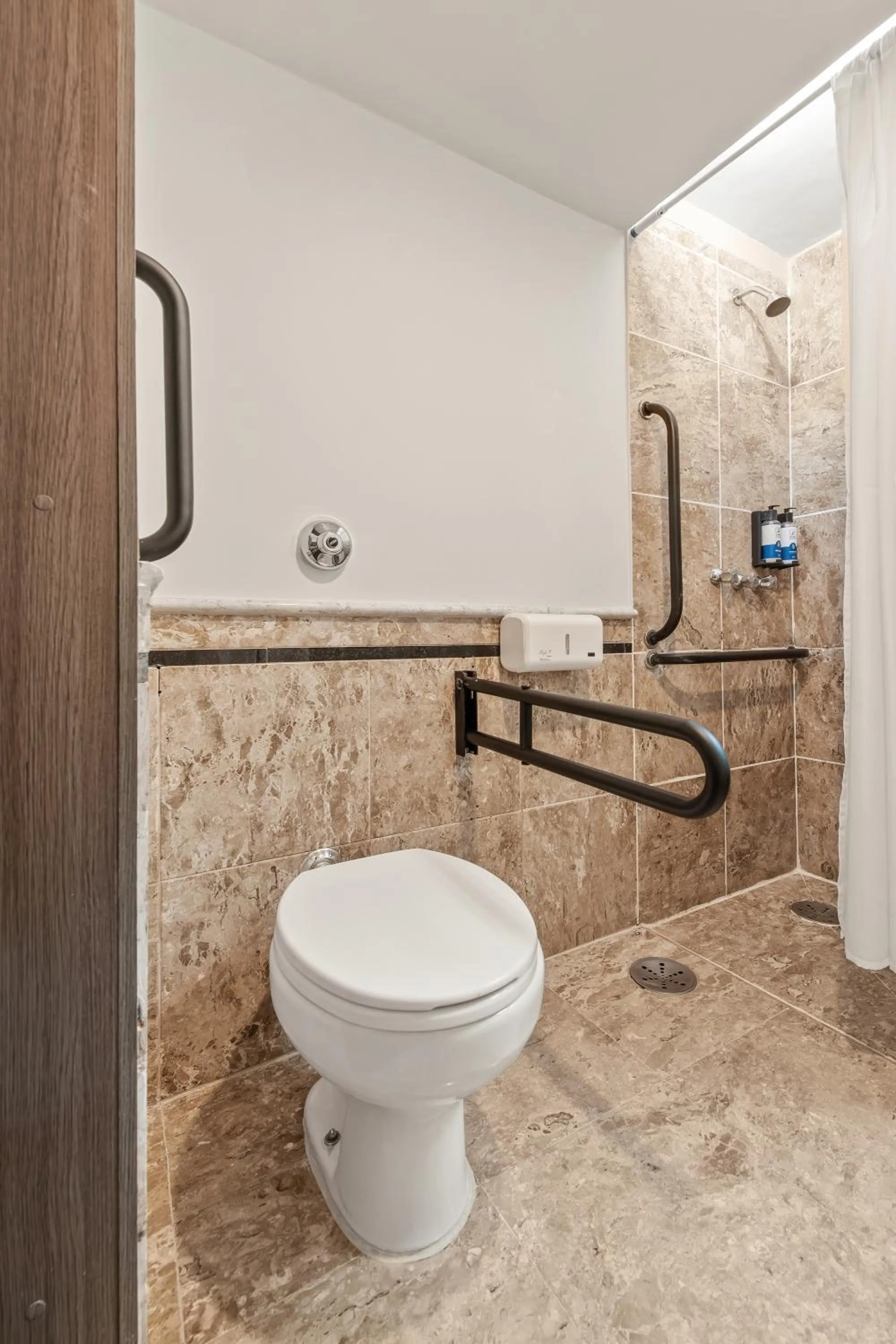 Shower in Slaviero Curitiba Centro