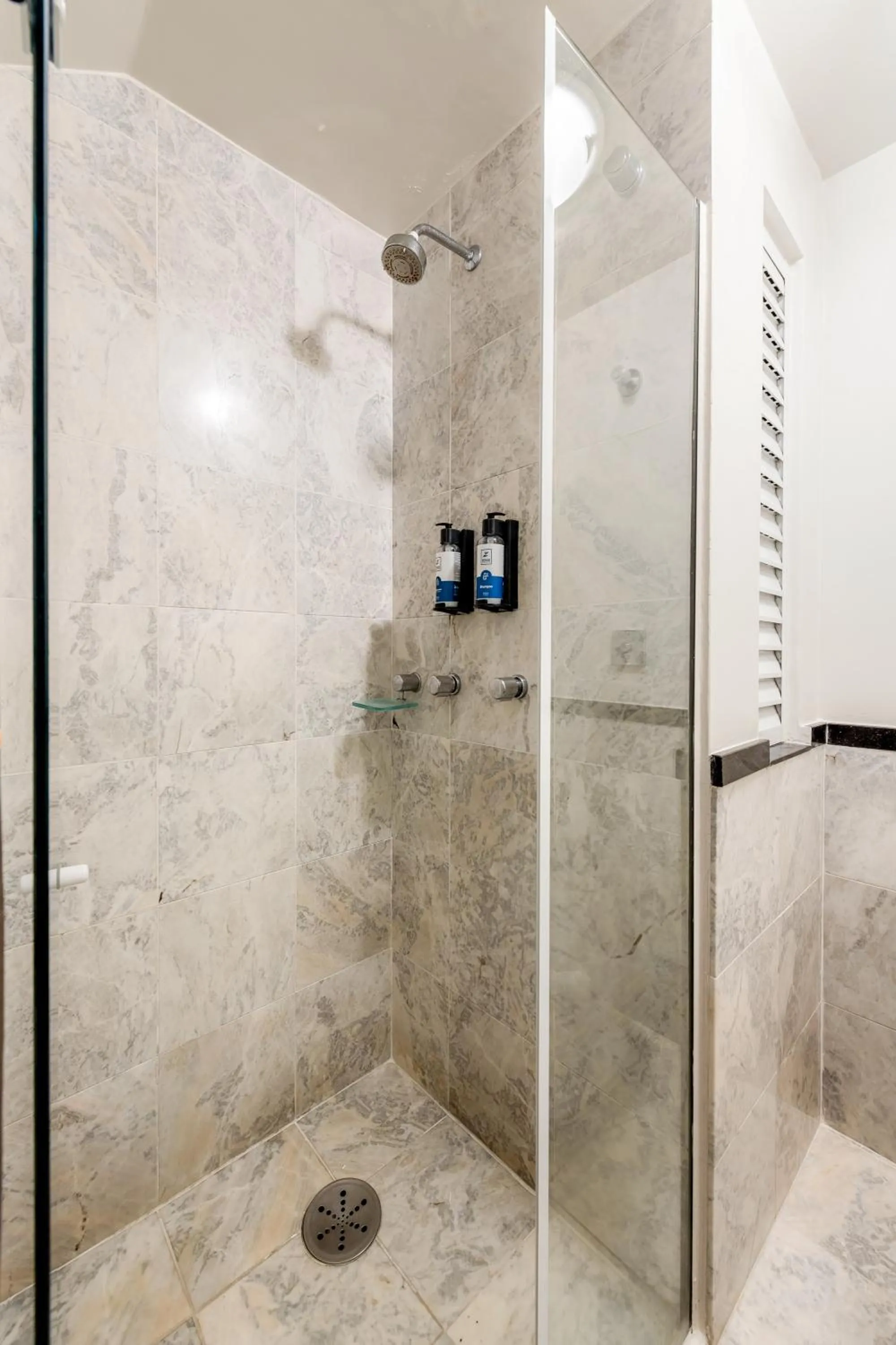 Shower in Slaviero Curitiba Centro