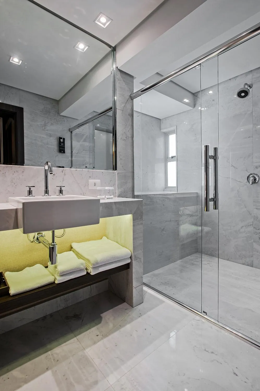 Shower in Slaviero Curitiba Centro