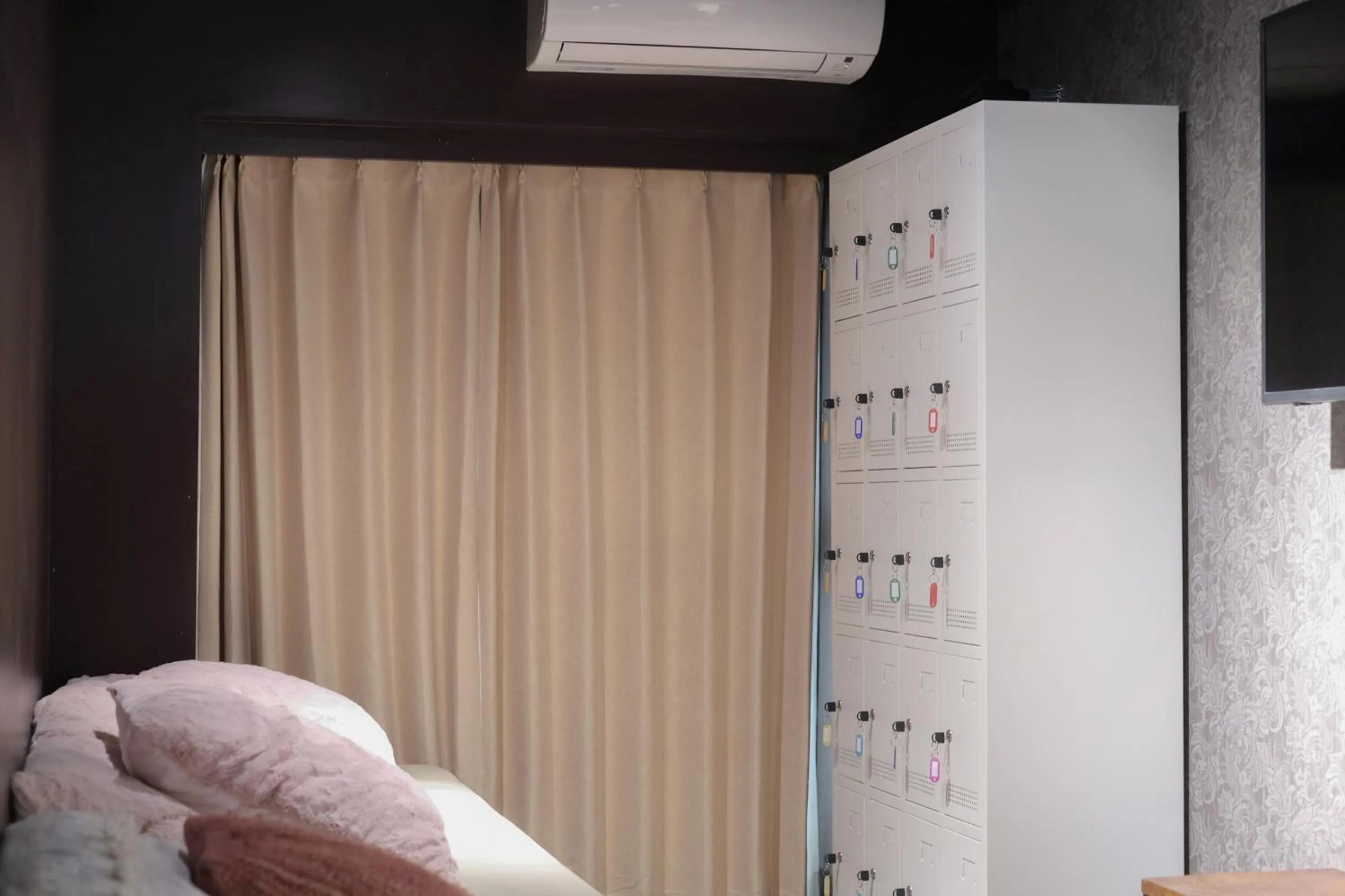 Communal lounge/ TV room in bnb+ Ueno Okachimachi