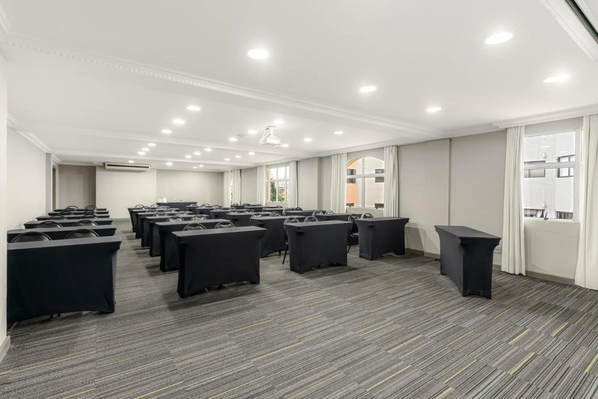 Banquet/Function facilities in Rockefeller by Slaviero Hotéis