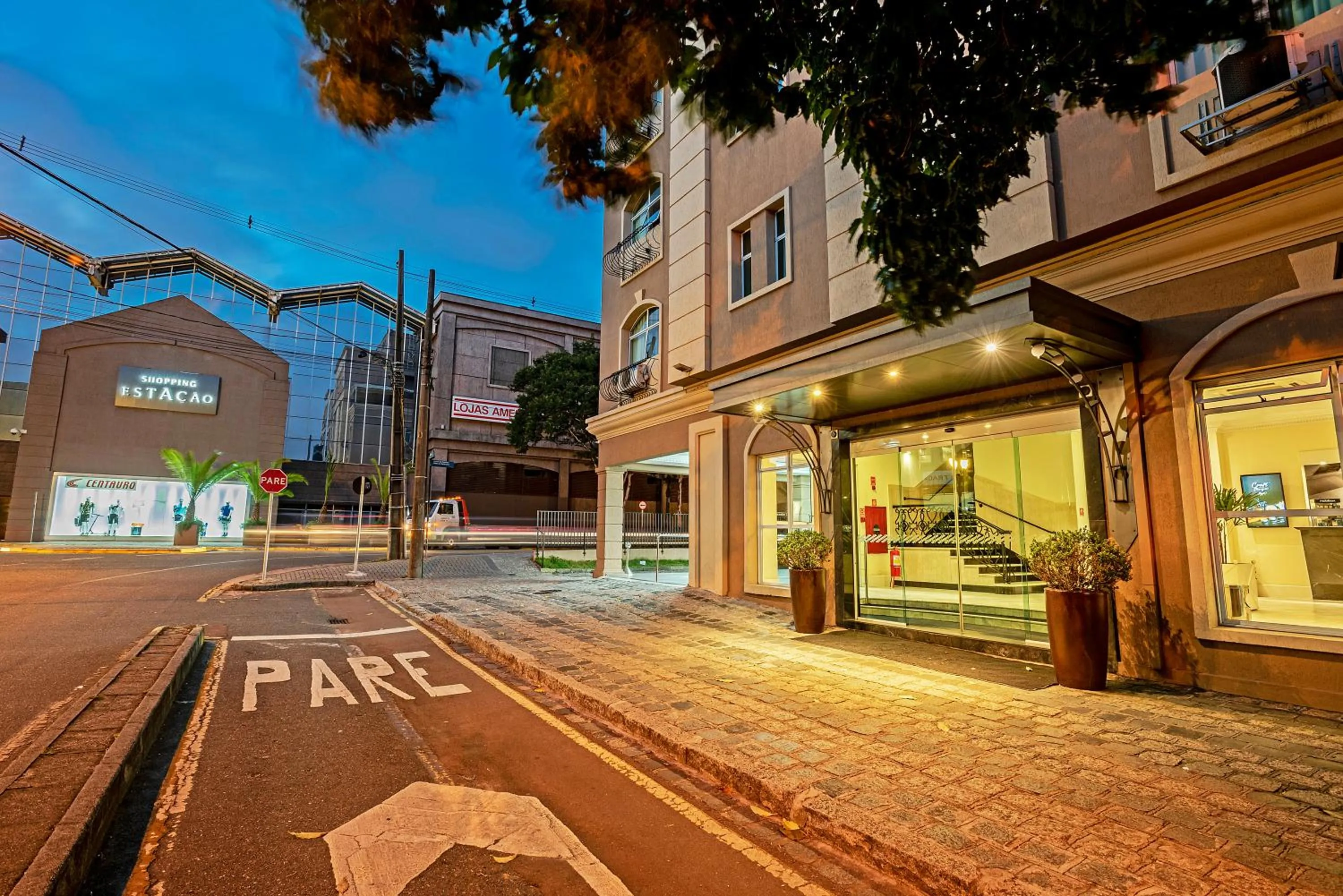 Facade/entrance in Rockefeller by Slaviero Hotéis