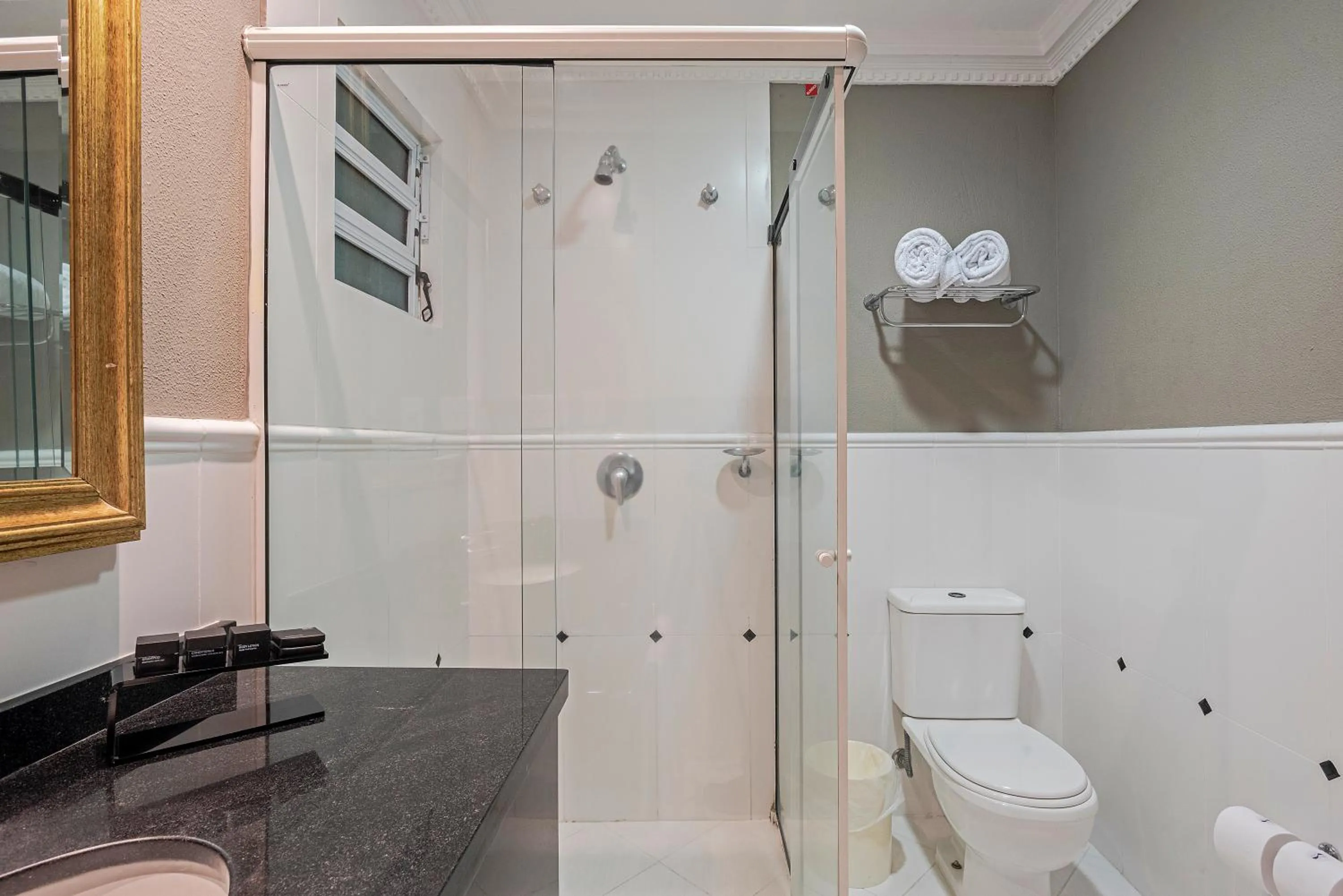 Shower in Rockefeller by Slaviero Hotéis