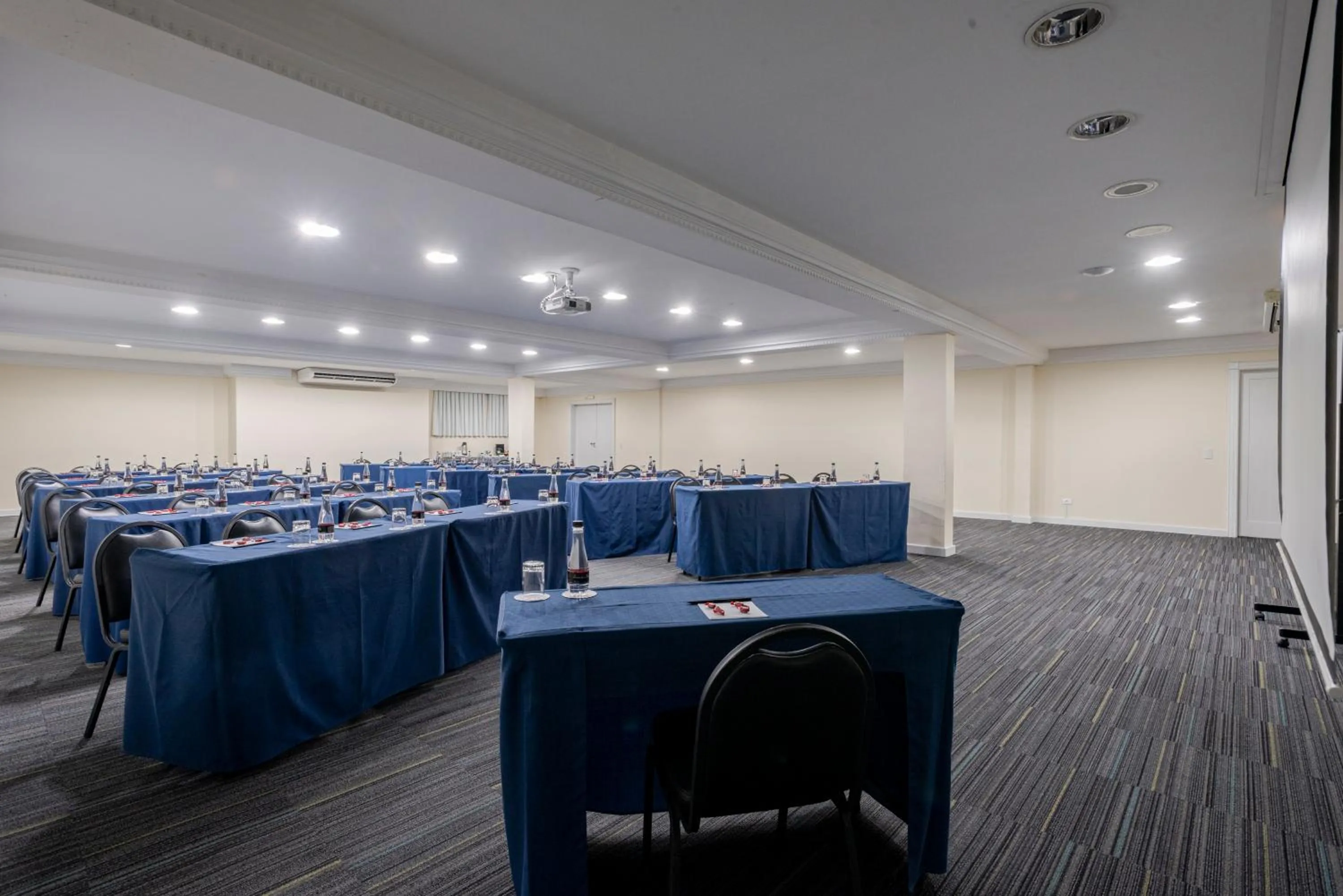 Banquet/Function facilities in Rockefeller by Slaviero Hotéis