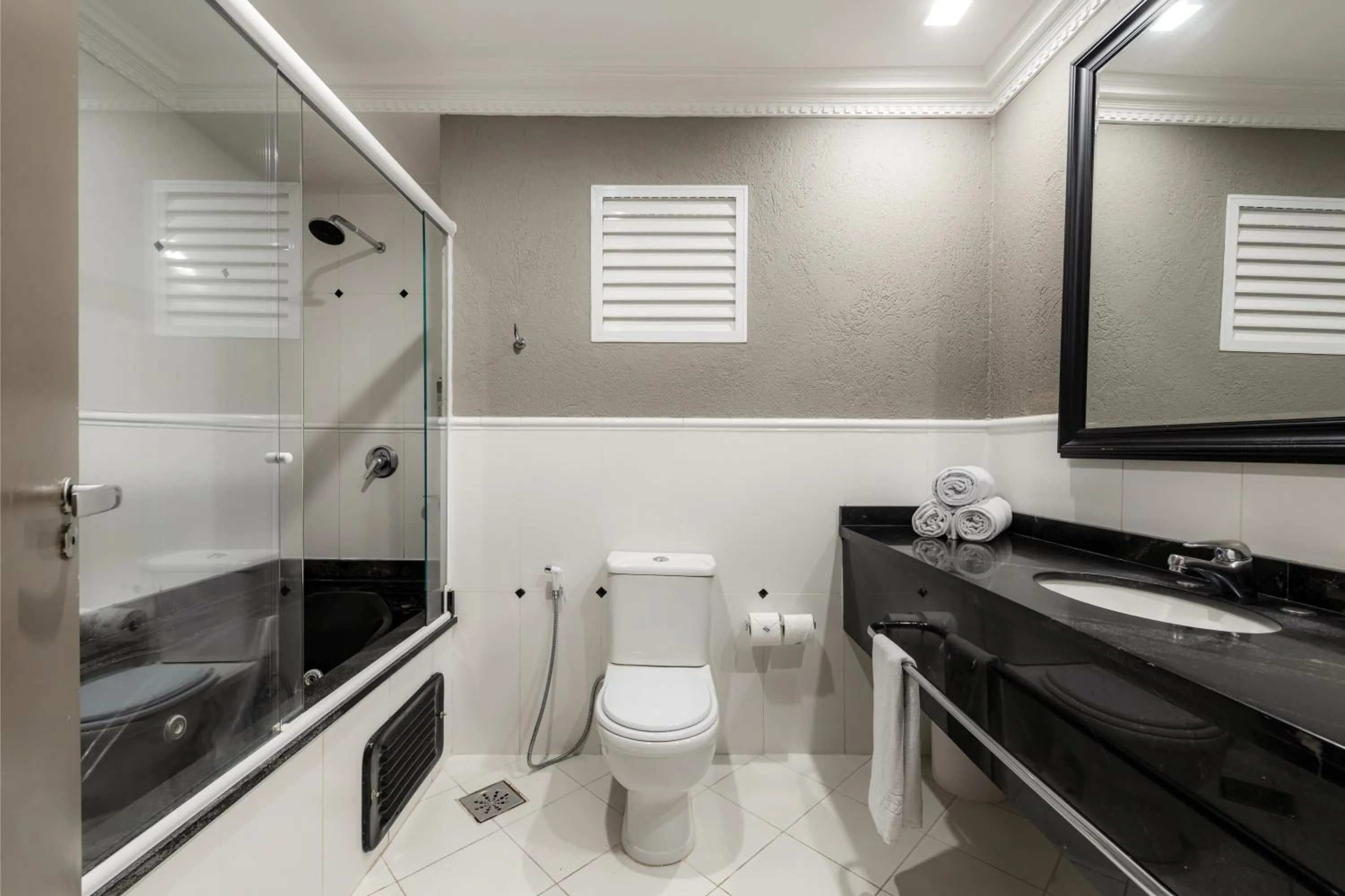 Shower in Rockefeller by Slaviero Hotéis