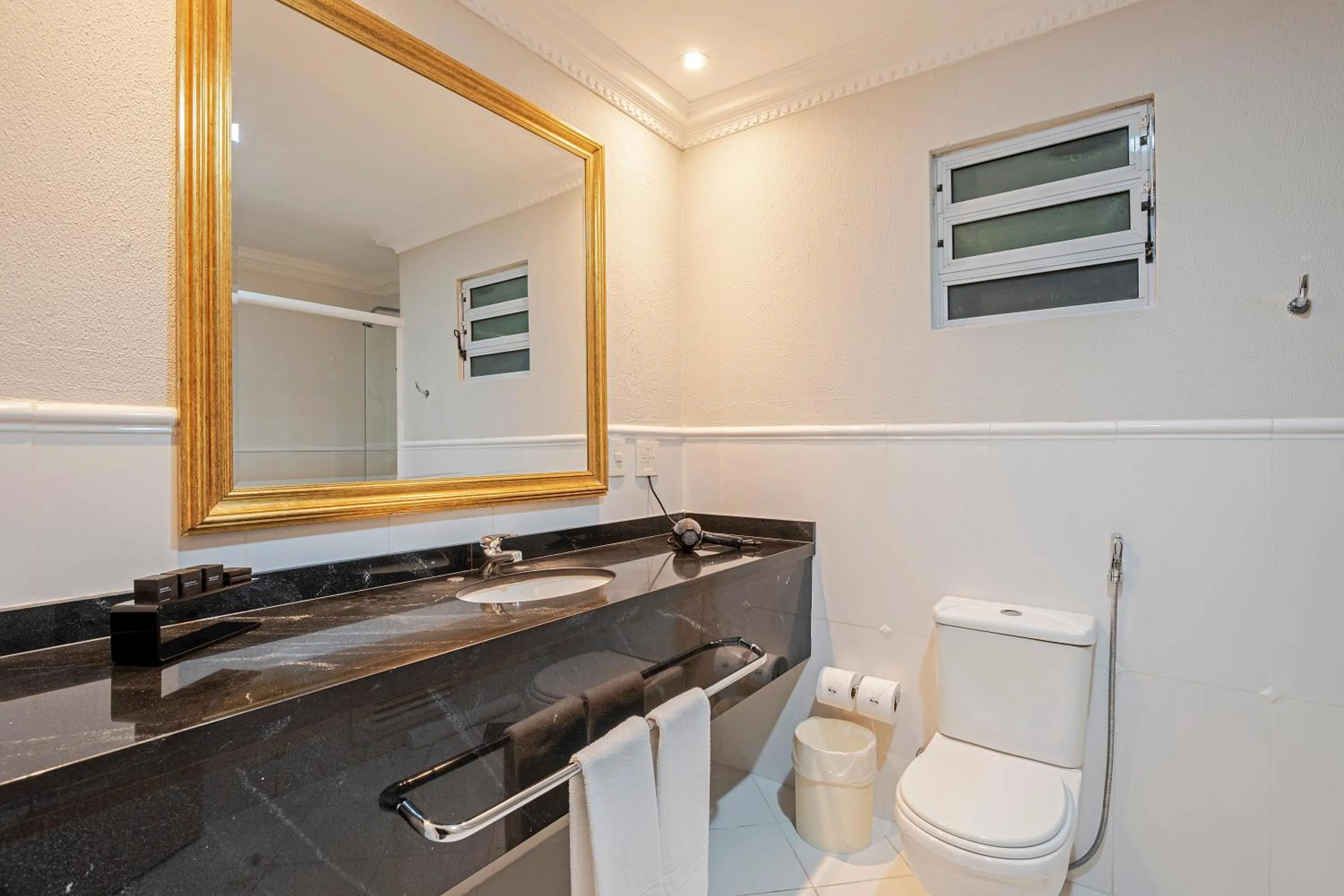 Toilet in Rockefeller by Slaviero Hotéis