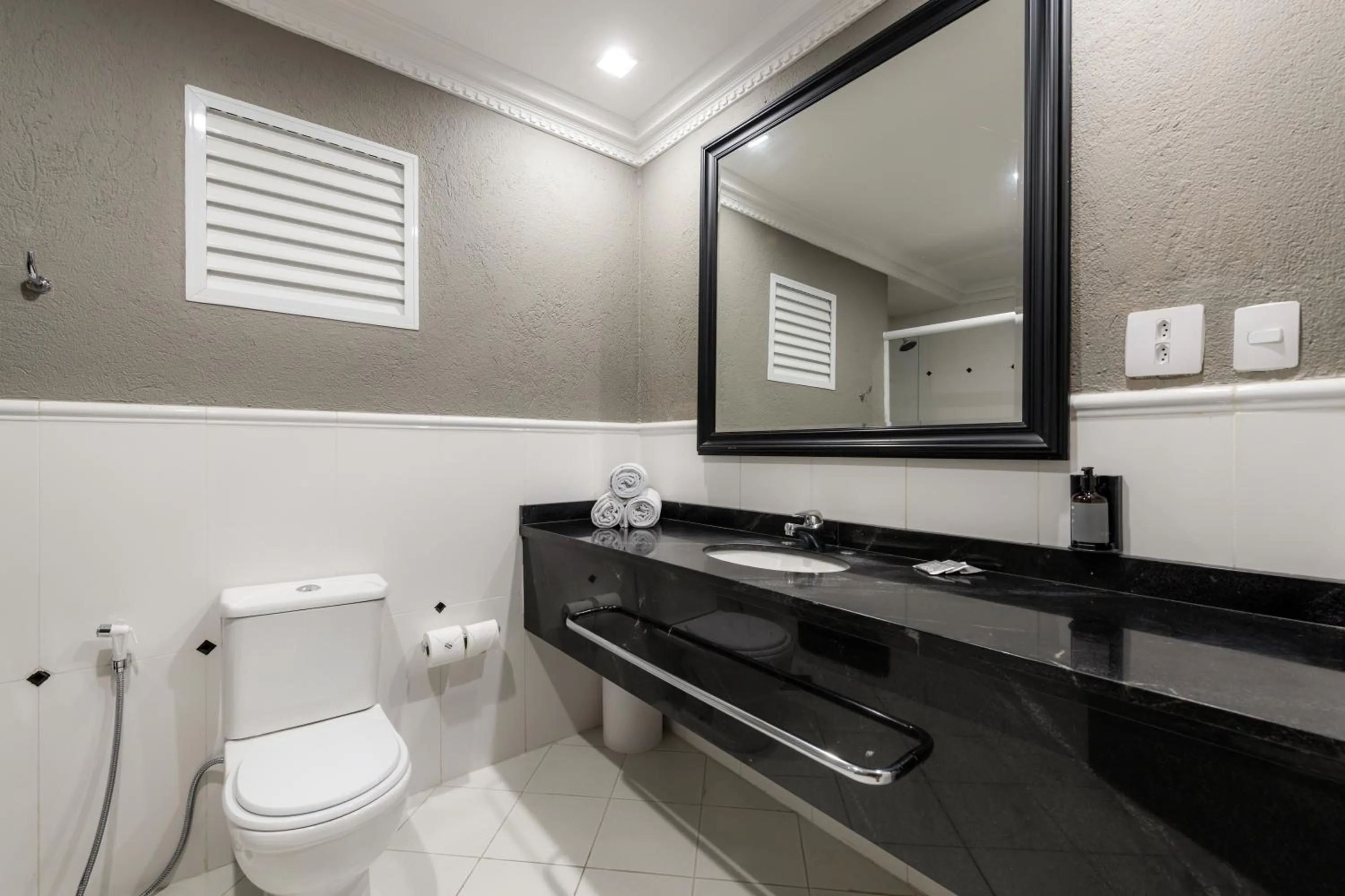 Shower in Rockefeller by Slaviero Hotéis