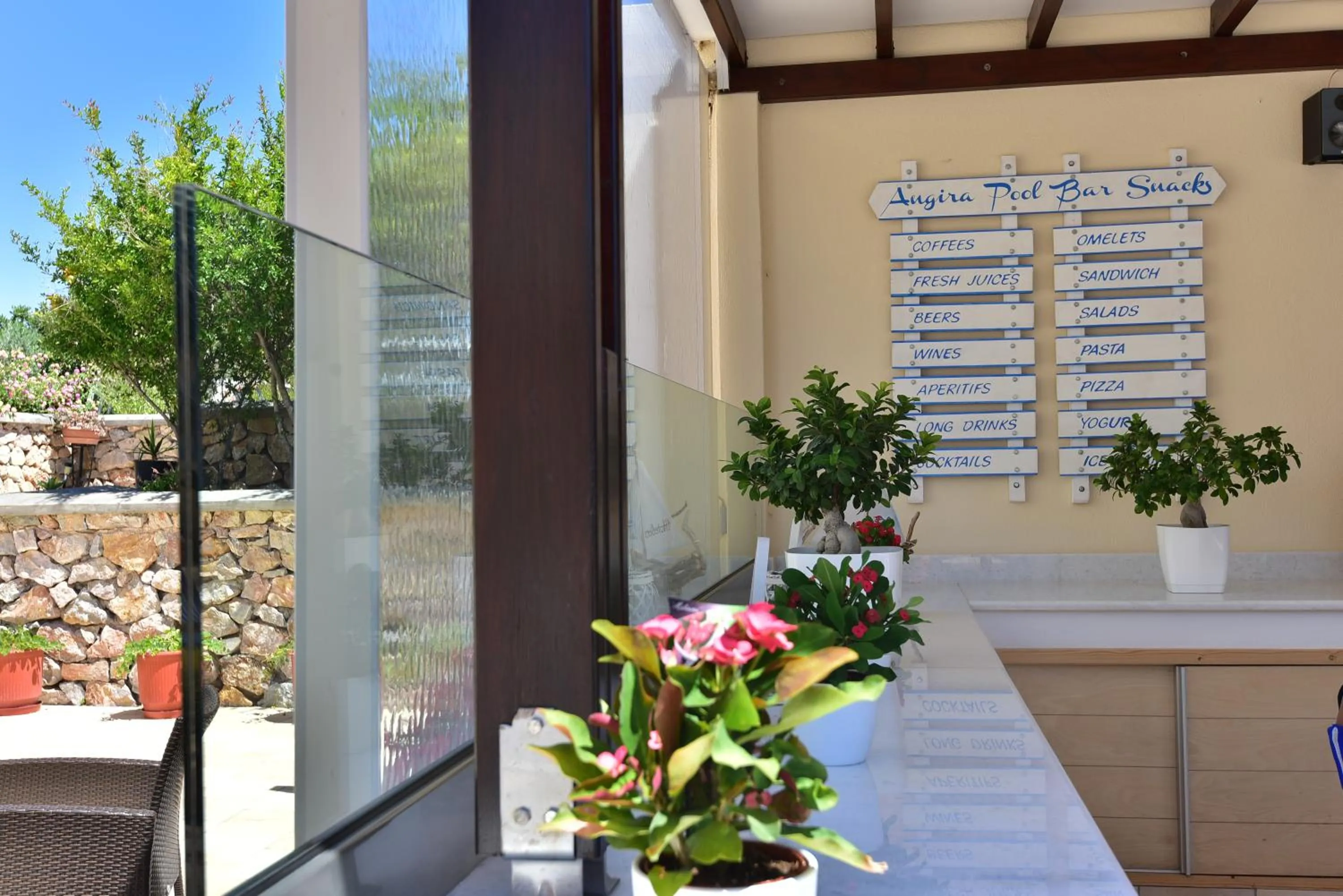 Restaurant/places to eat in Villa Angira