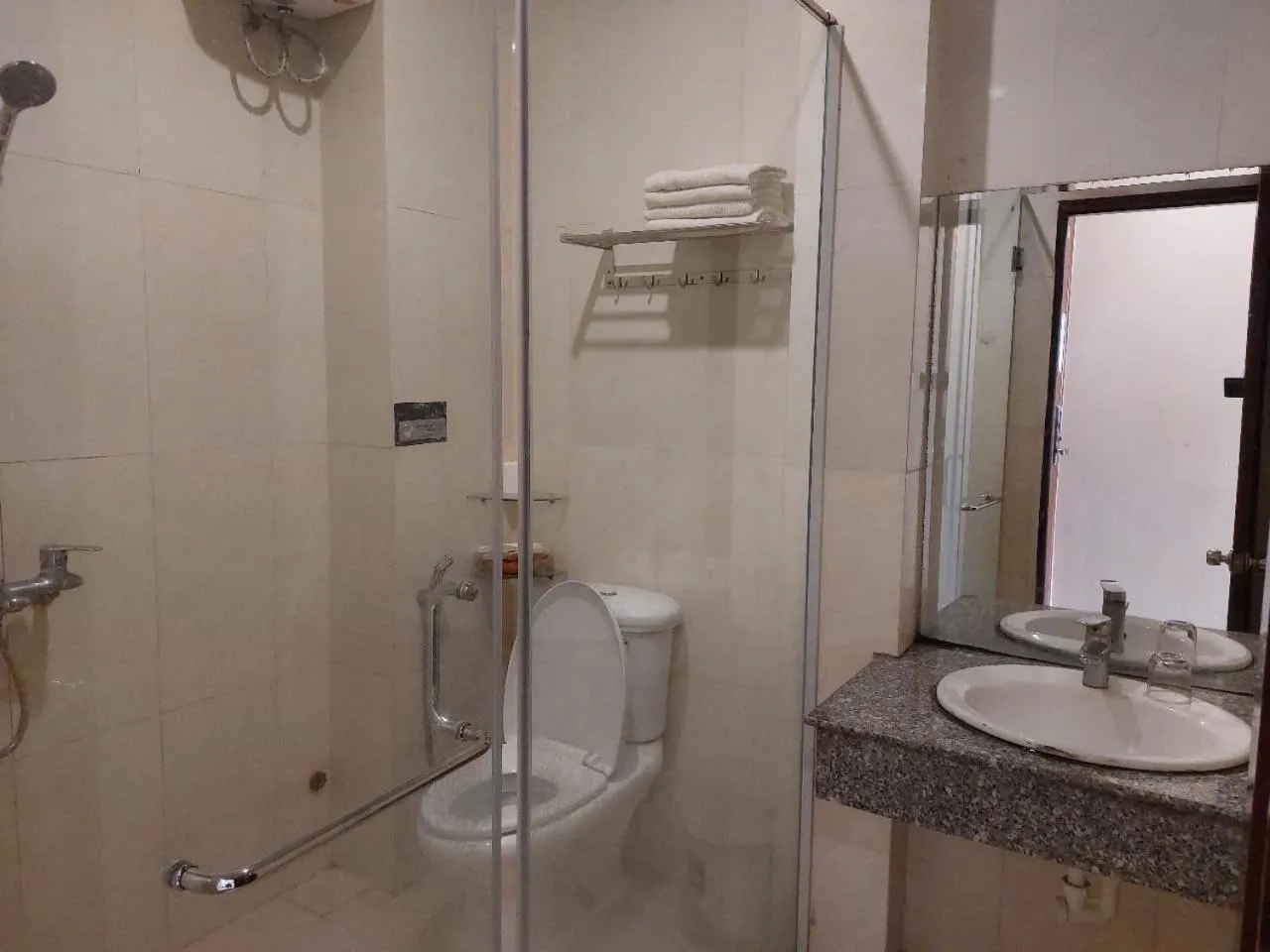 Shower in Phuc Long Hotel