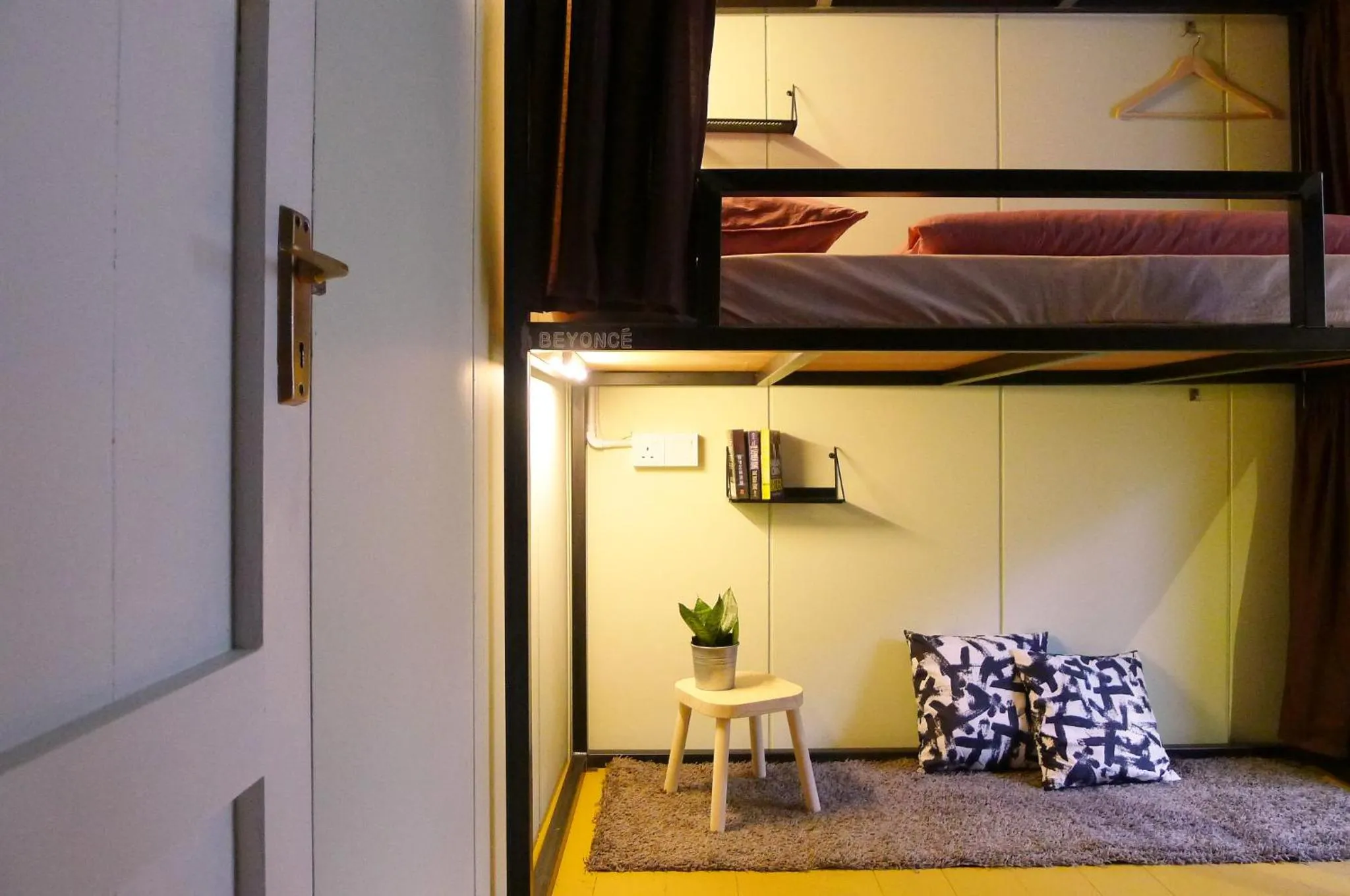 Seating area, Bed in Heahtitude - Children Not Allowed