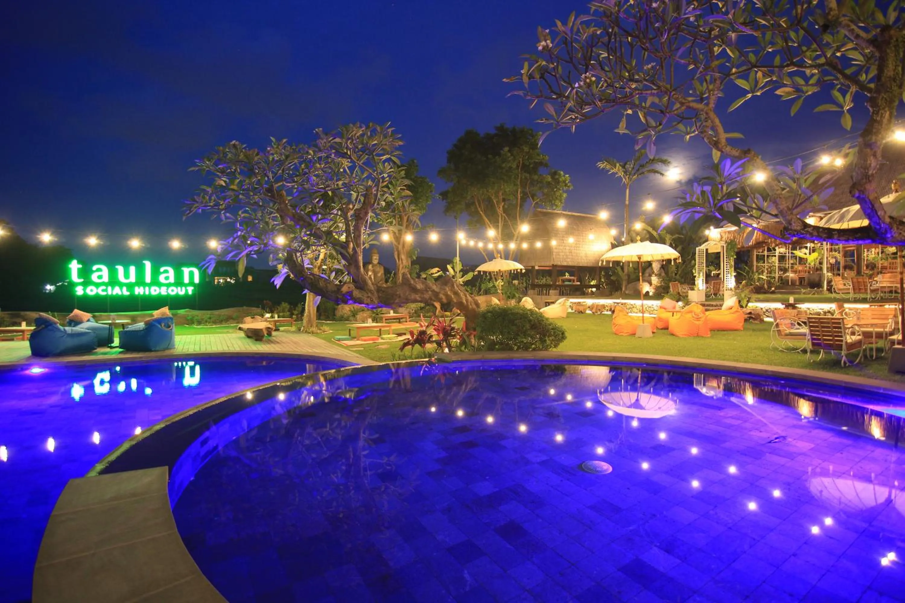 Swimming pool in Taulan Villa by Social Hideout