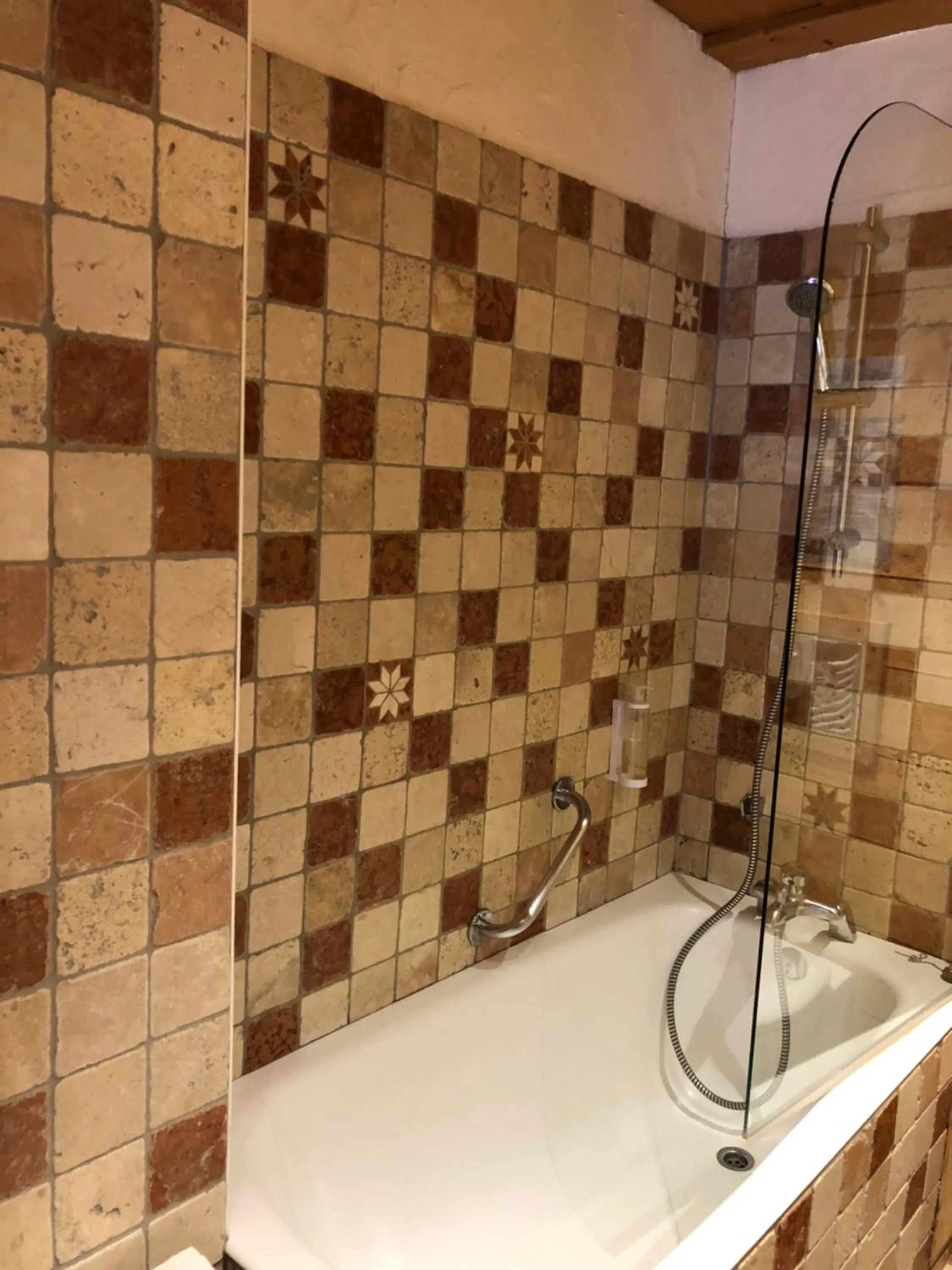 Toilet in Hôtel Restaurant de la Chaussée