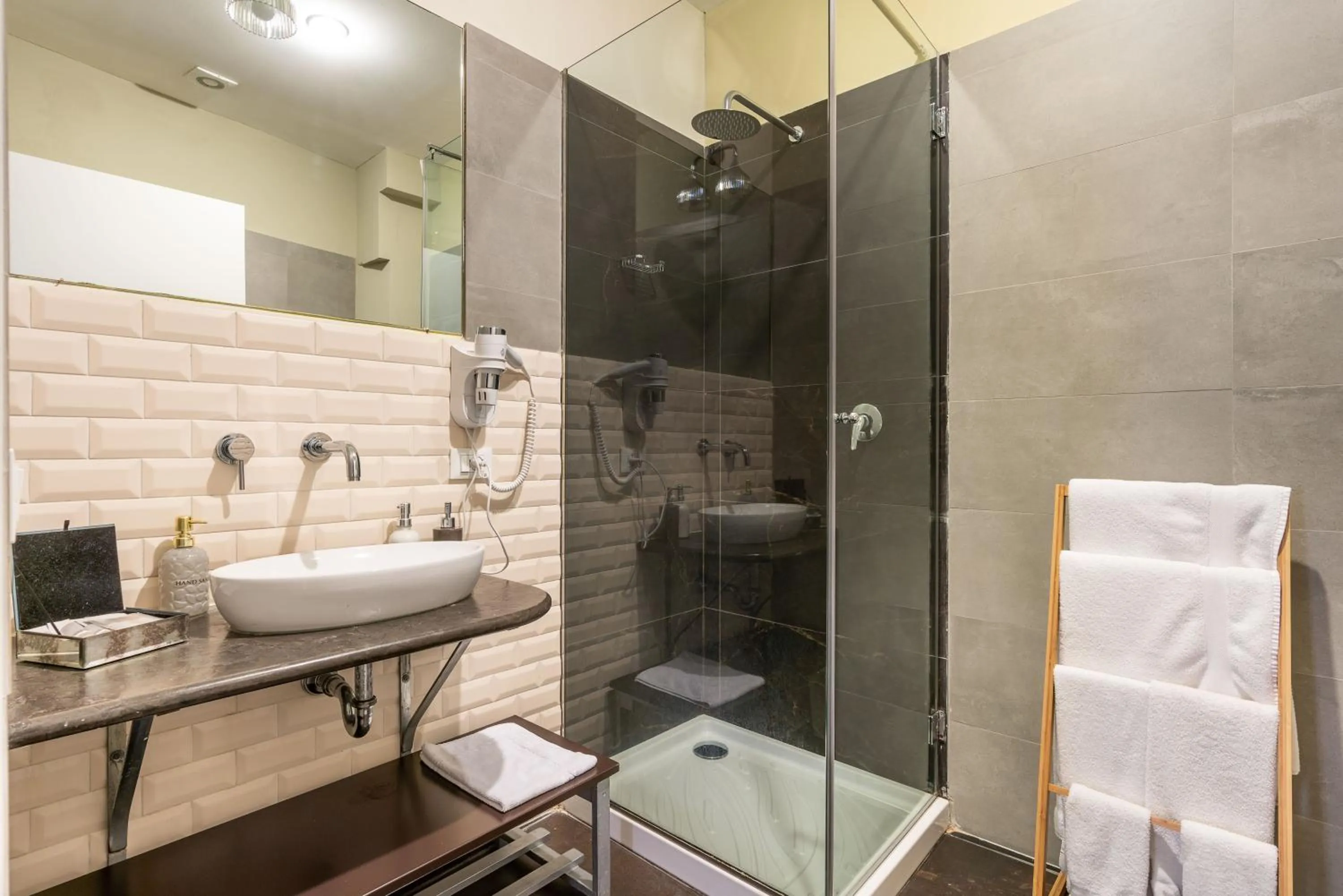 Shower in Il Giardino di Ballarò Boutique B&B