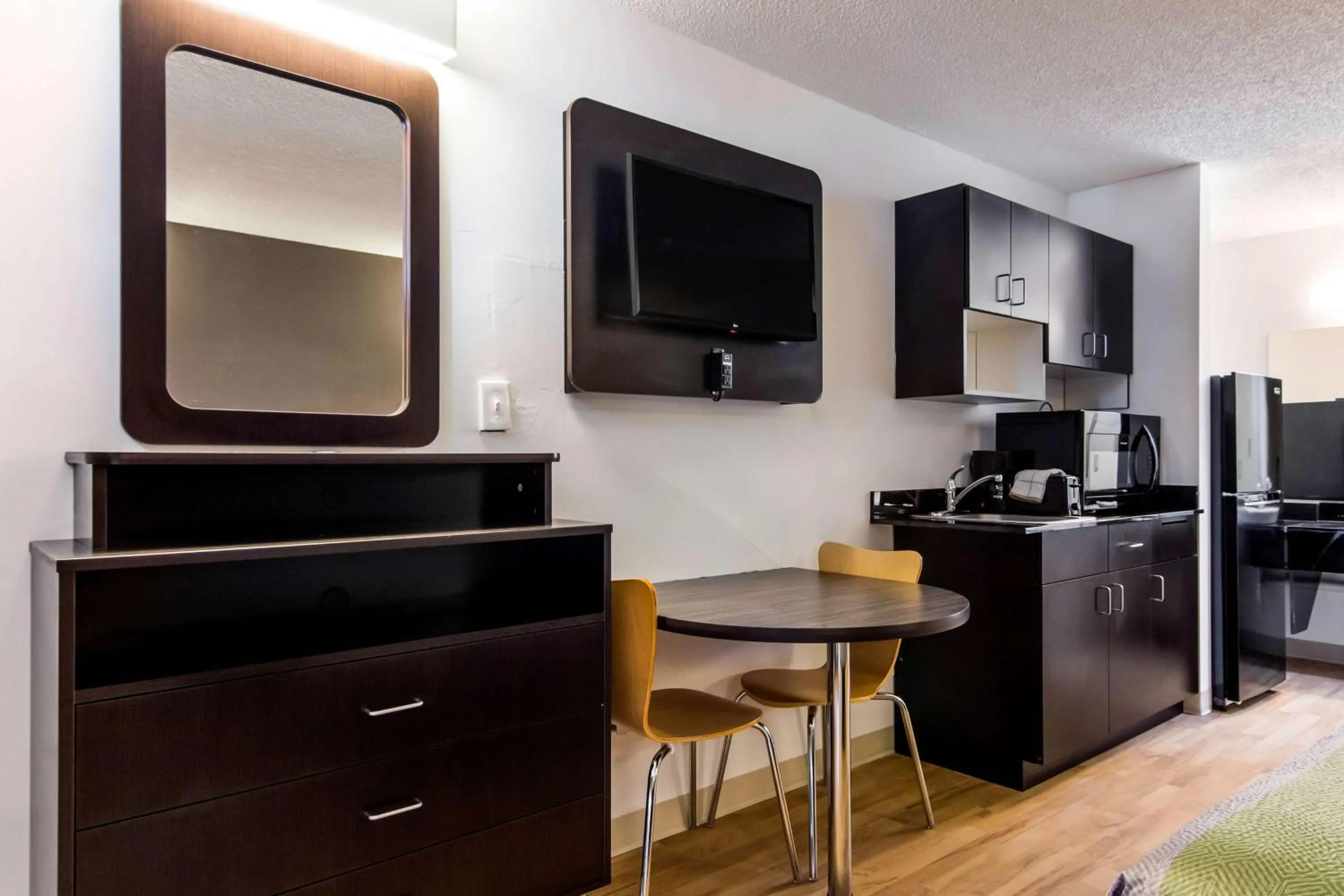 Photo of the whole room in Studio 6 LaGrange