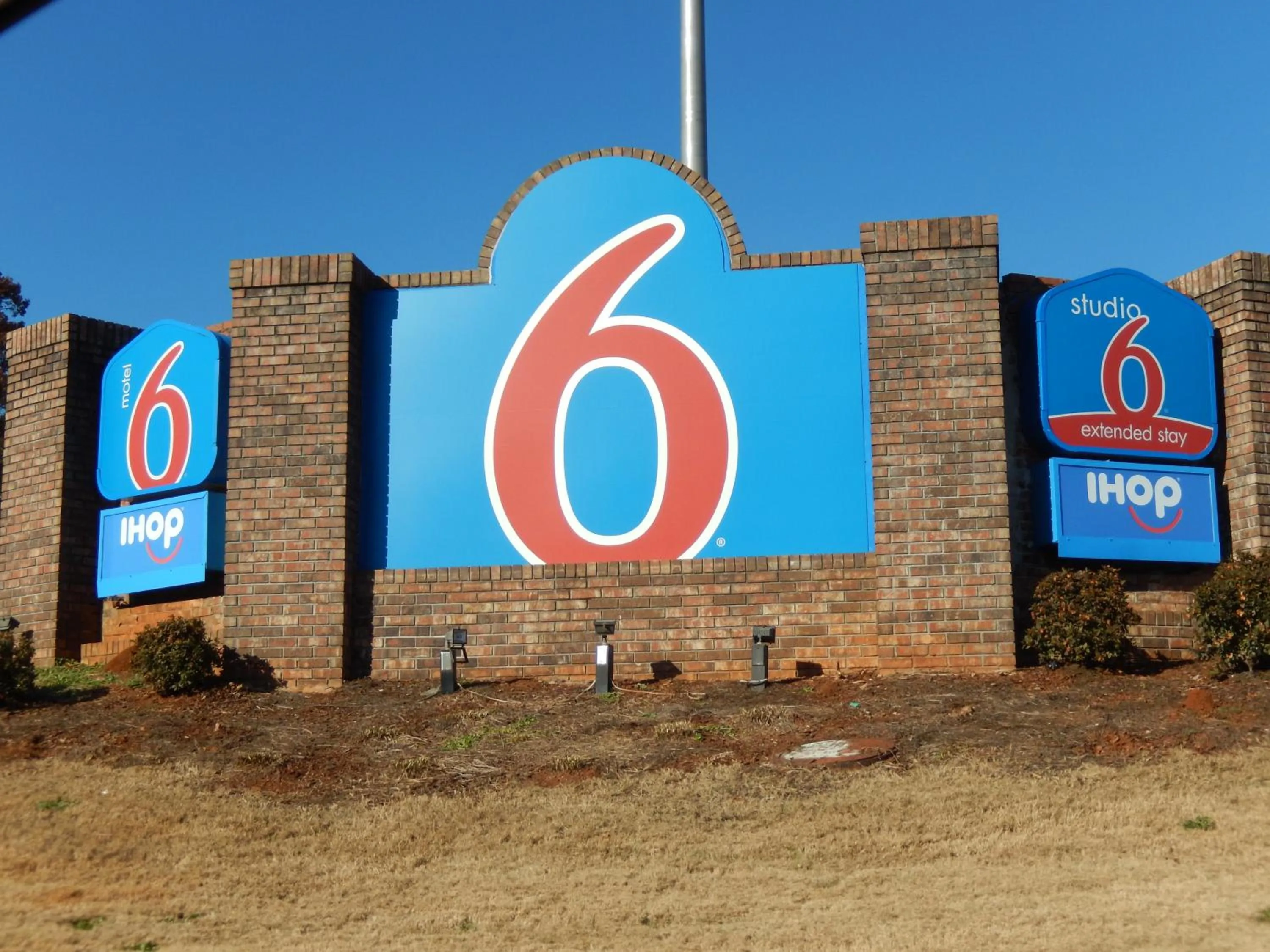 Property building in Studio 6 LaGrange