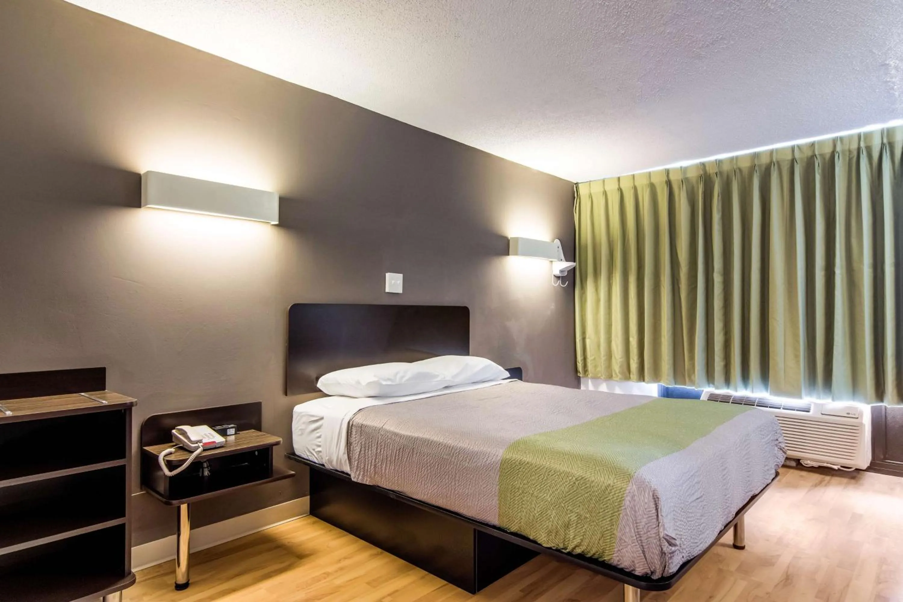 Photo of the whole room, Bed in Studio 6 LaGrange