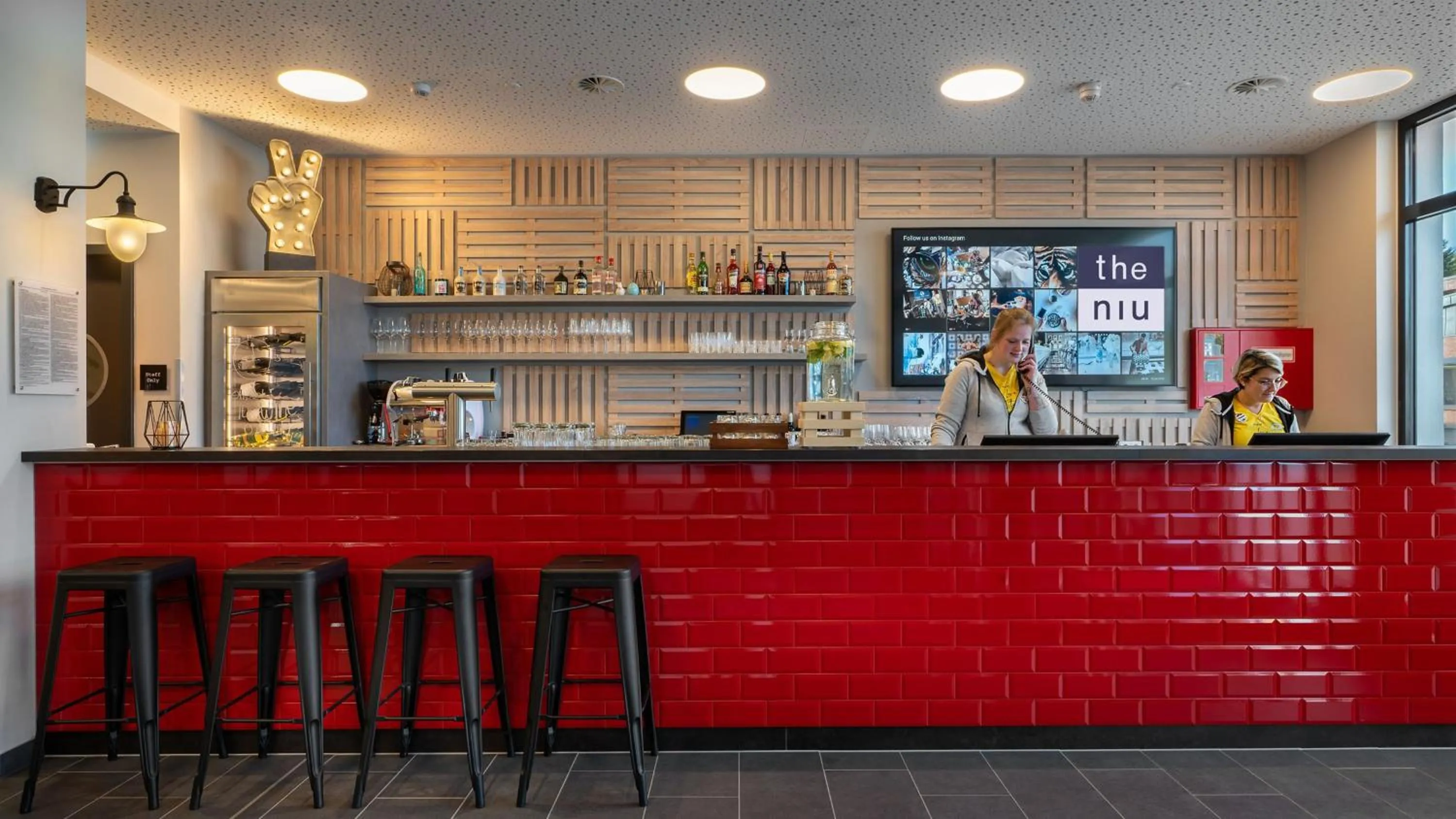Lounge or bar in Holiday Inn - the niu, Keg Hamburg Ost by IHG
