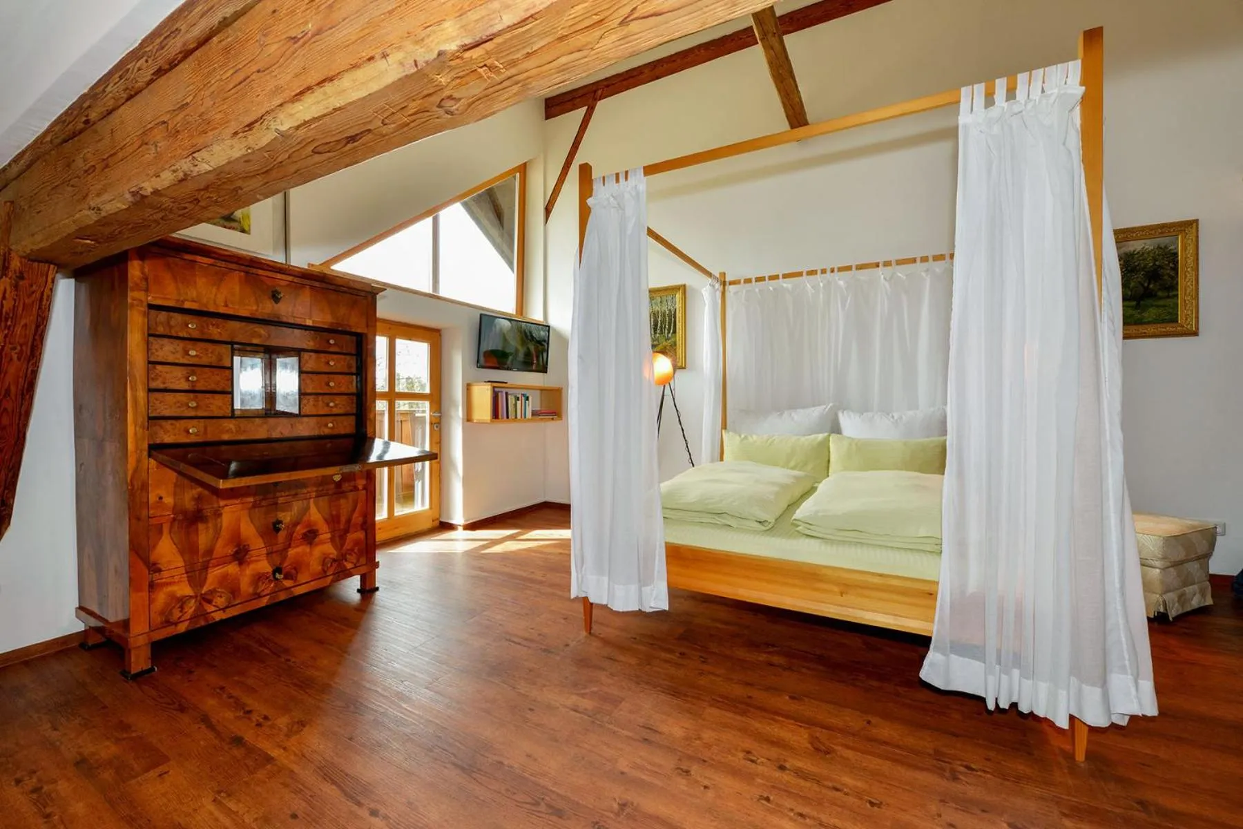 Bed in Hofatelier Menacher