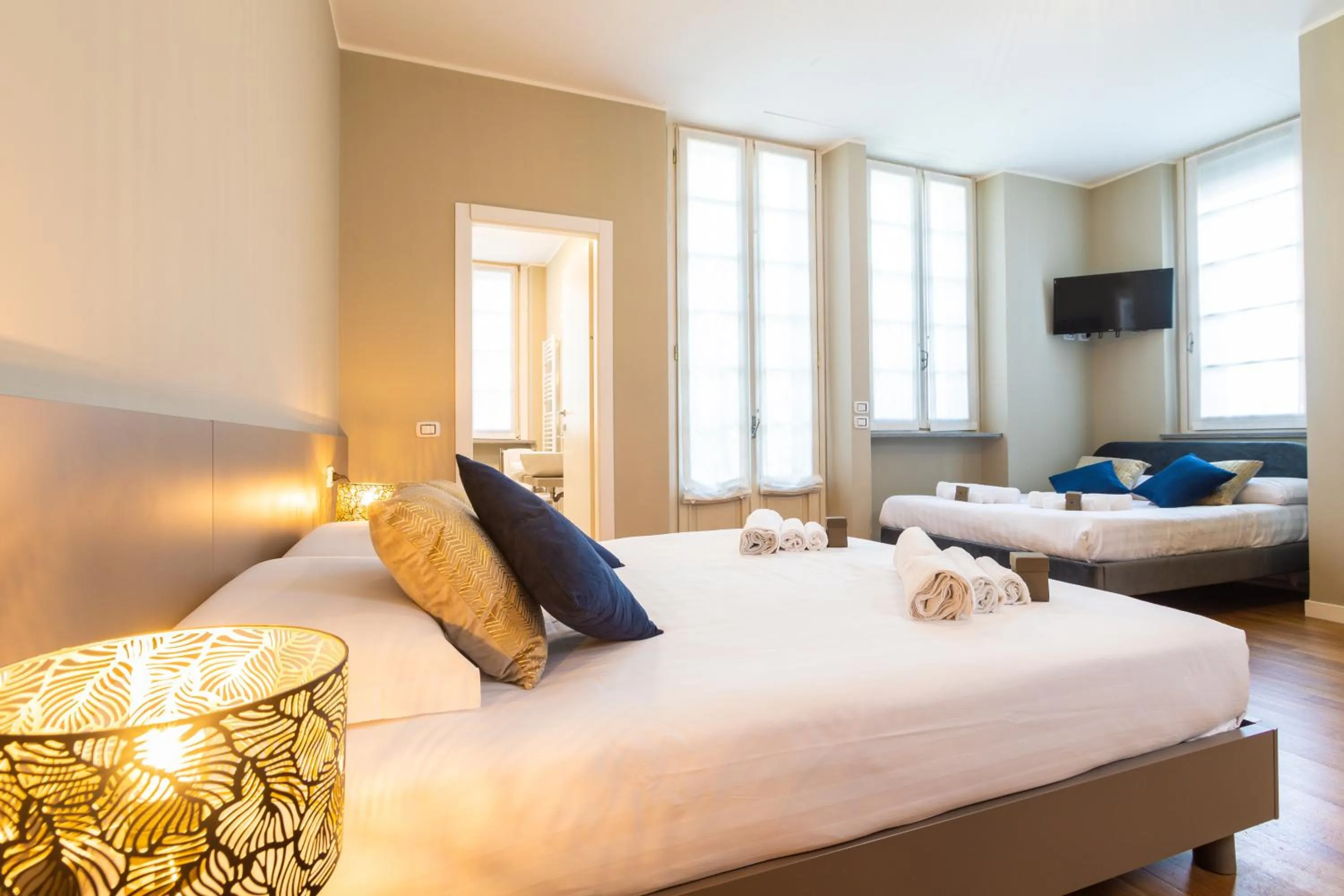 Photo of the whole room, Bed in Martini Suite