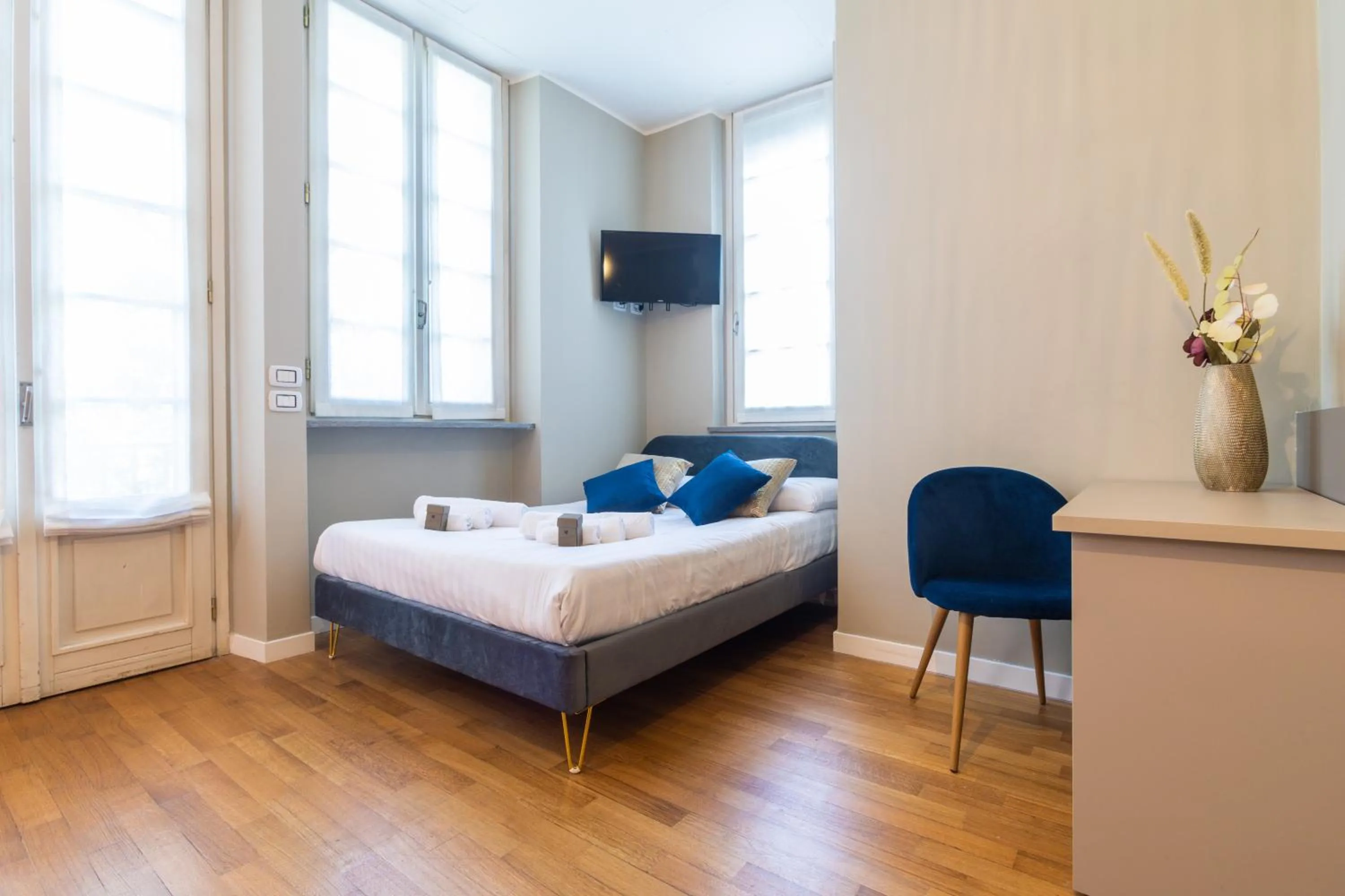 Photo of the whole room, Bed in Martini Suite