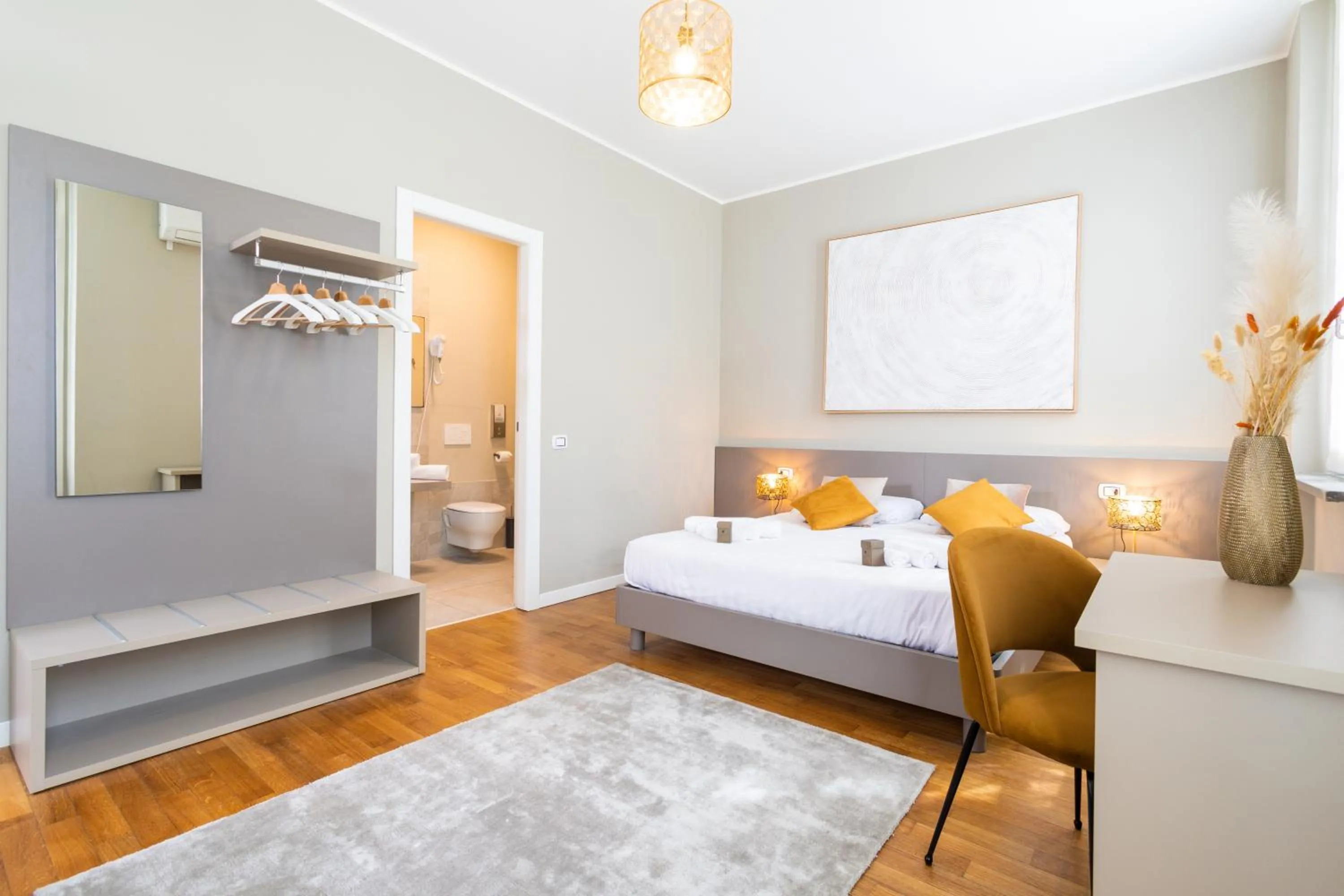 Photo of the whole room, Bed in Martini Suite