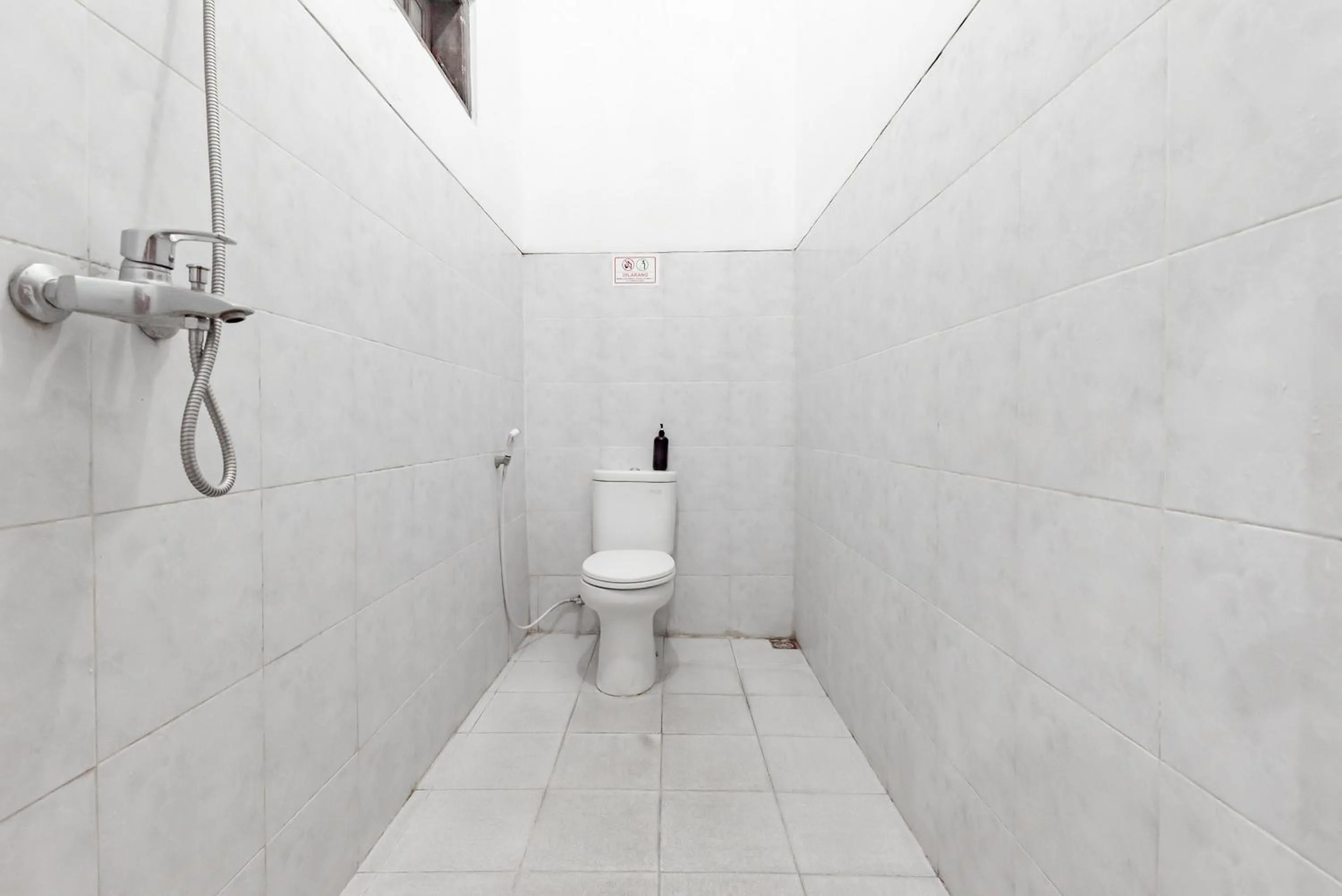 Bathroom in Reddoorz at Ciliwung Guest House Syariah