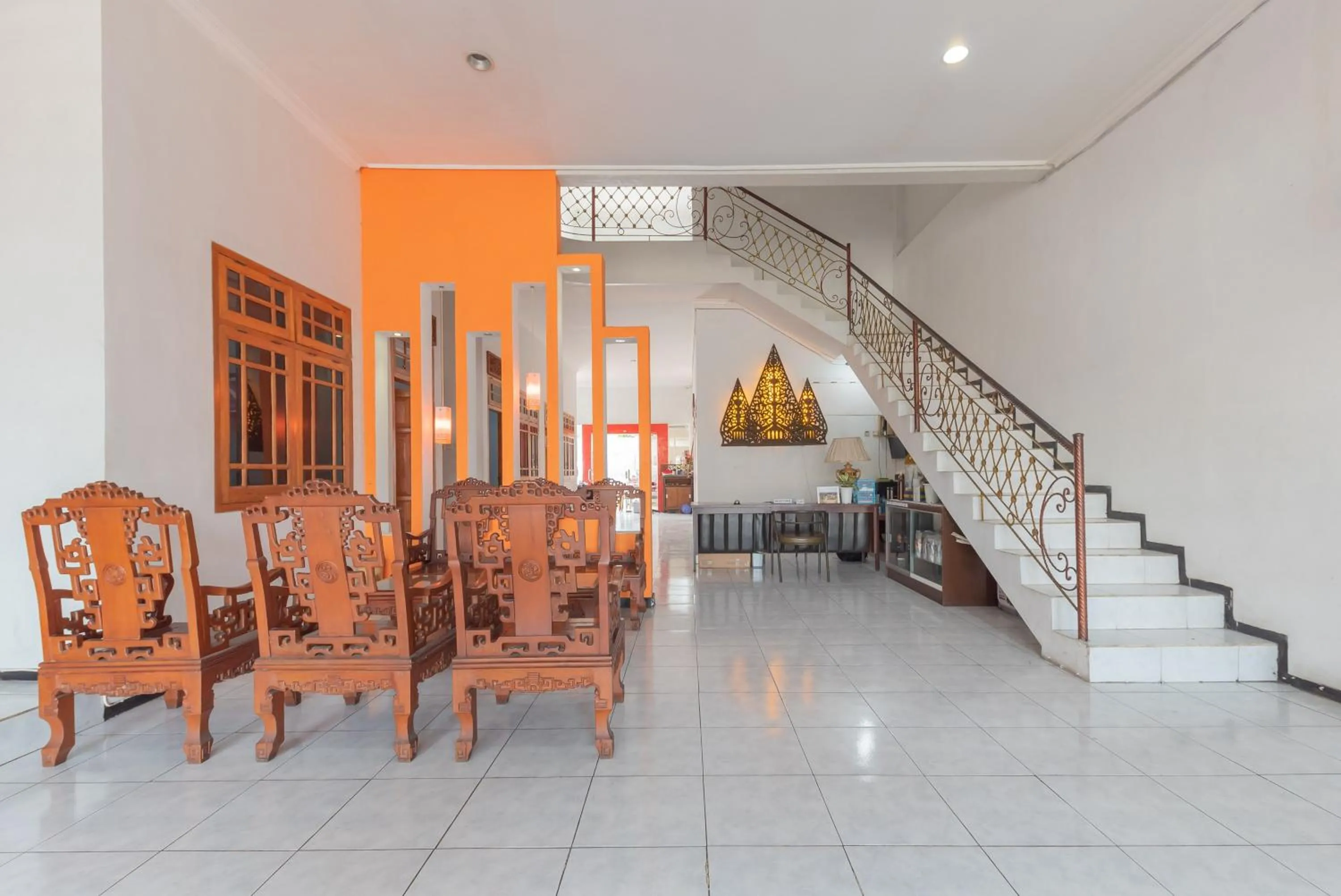 Seating area in Reddoorz at Ciliwung Guest House Syariah