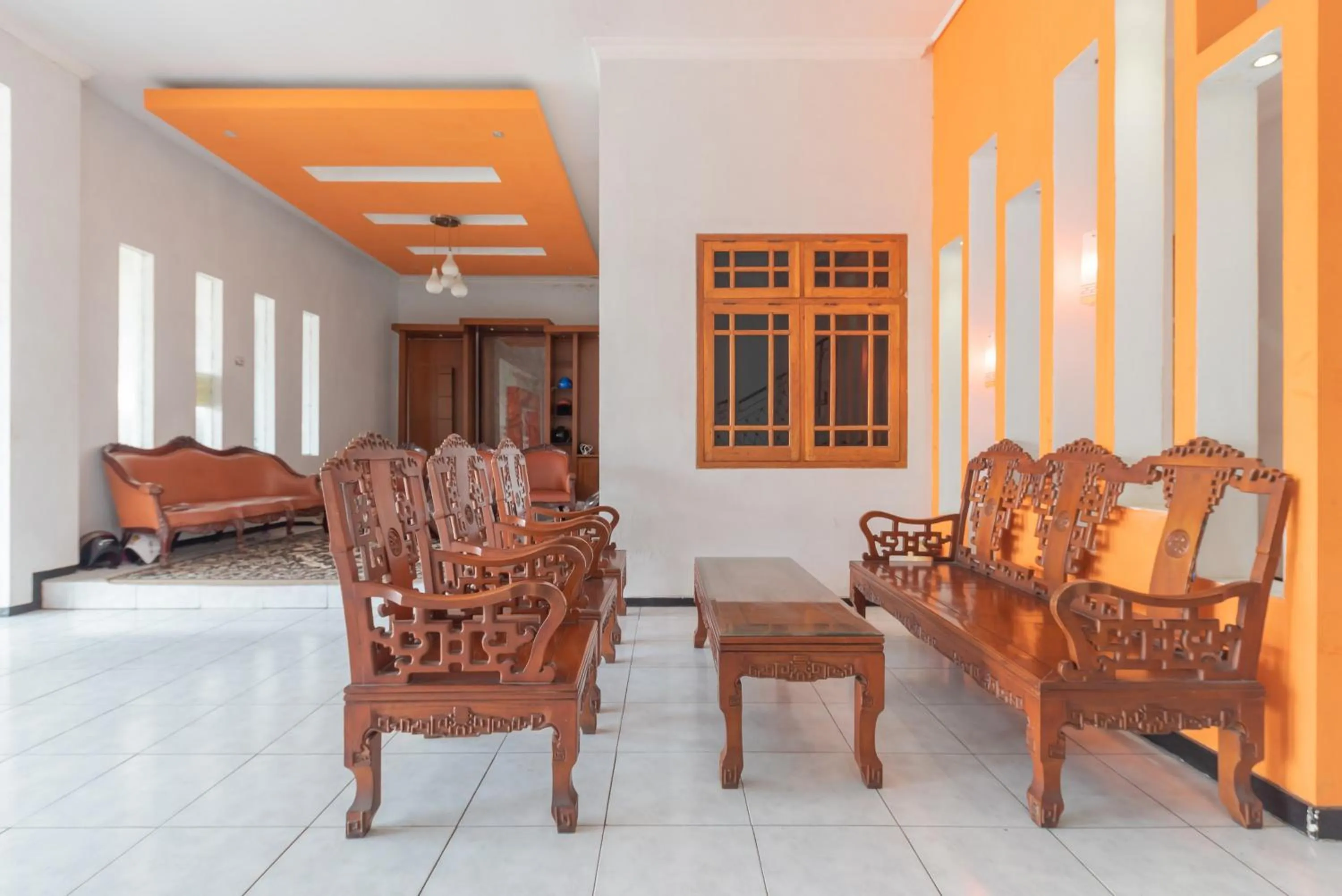 Seating area in Reddoorz at Ciliwung Guest House Syariah