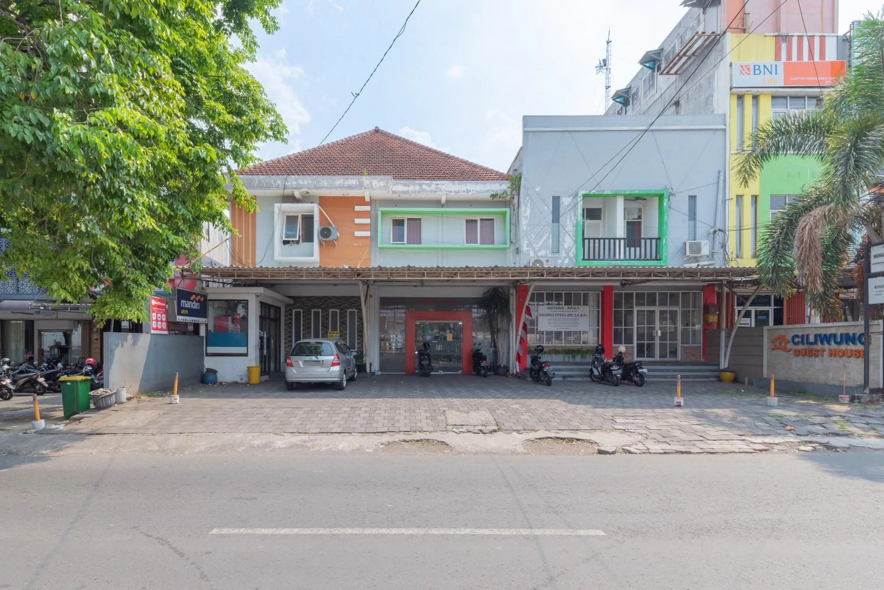 Facade/entrance in Reddoorz at Ciliwung Guest House Syariah