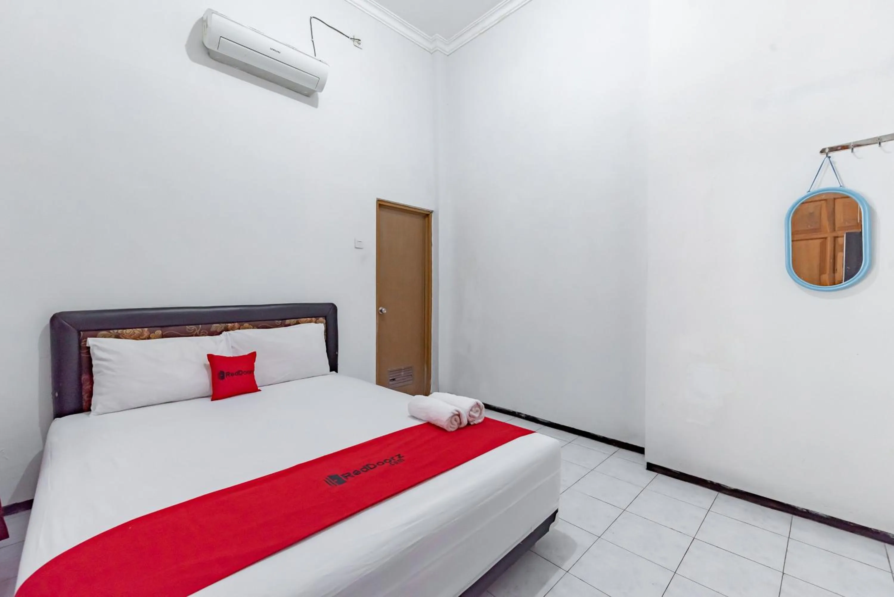 Bedroom, Bed in Reddoorz at Ciliwung Guest House Syariah