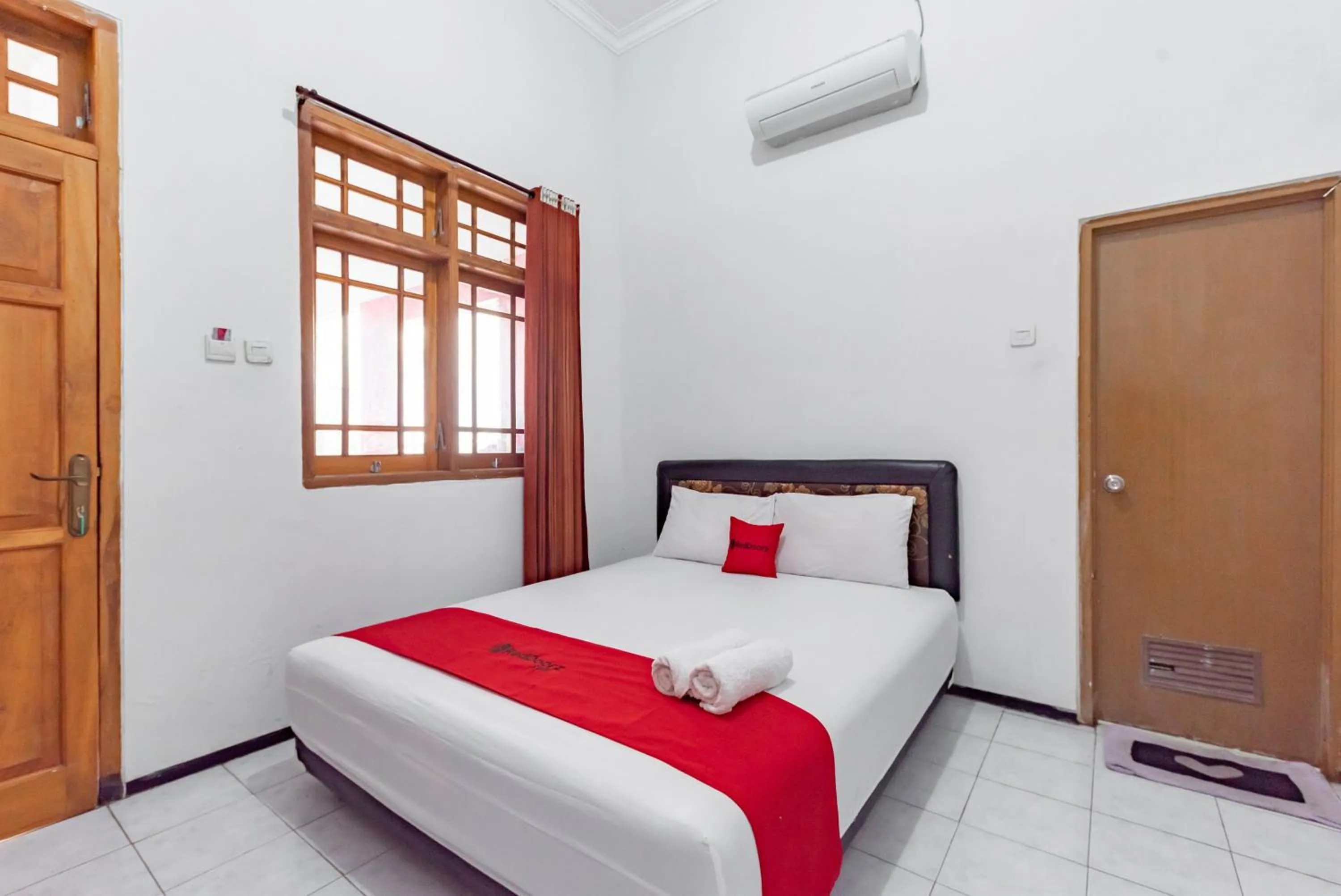 Bedroom, Bed in Reddoorz at Ciliwung Guest House Syariah