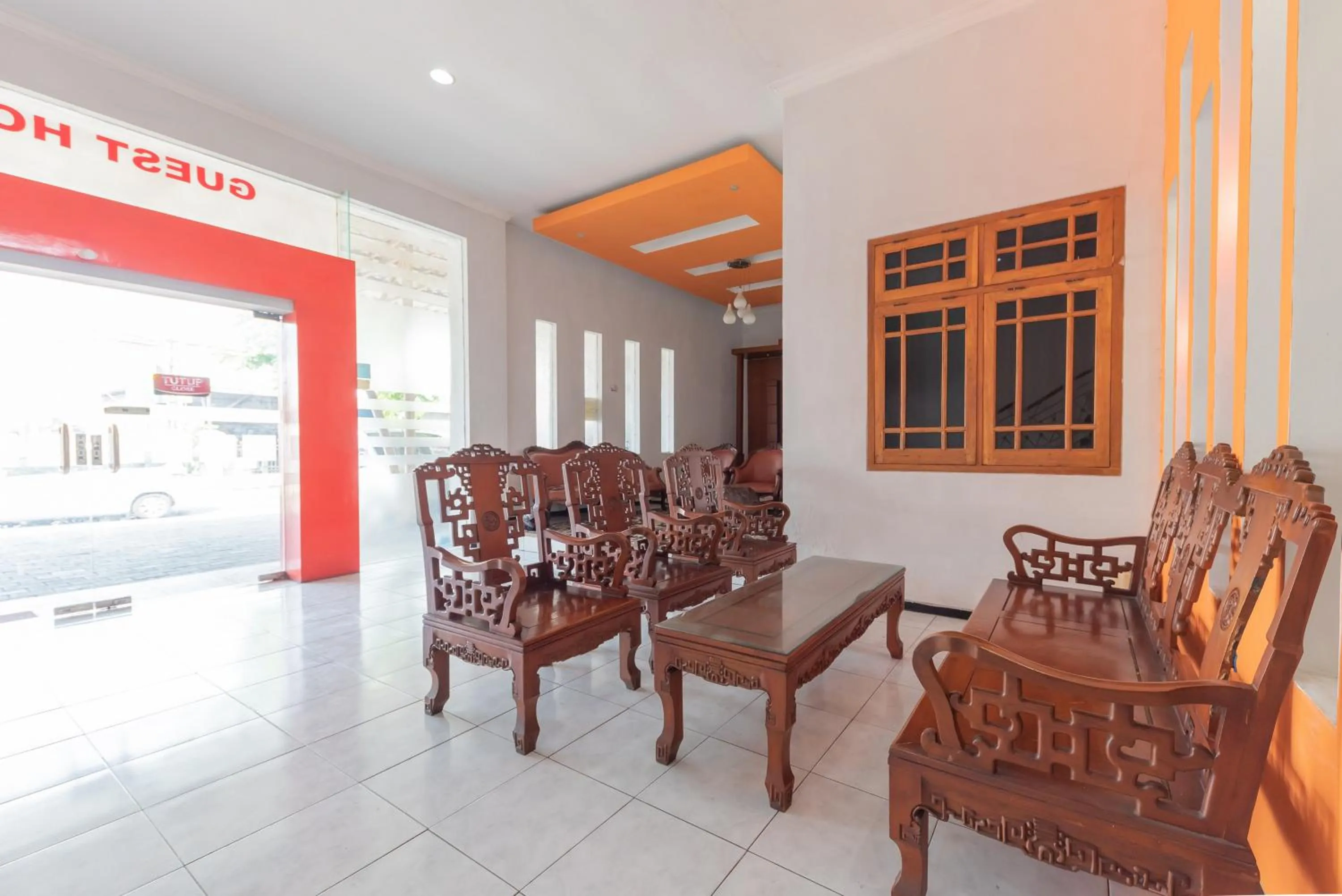 Seating area in Reddoorz at Ciliwung Guest House Syariah