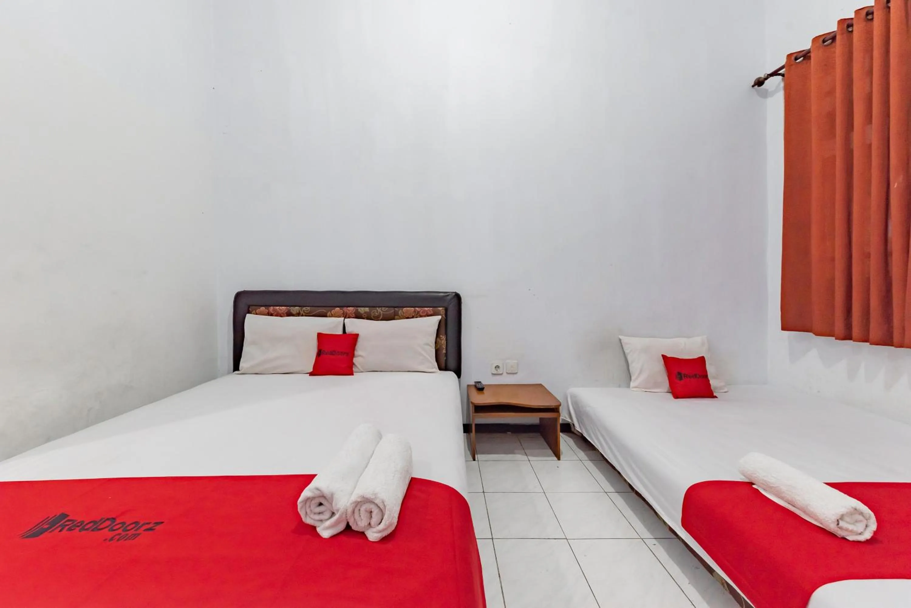 Bedroom, Bed in Reddoorz at Ciliwung Guest House Syariah