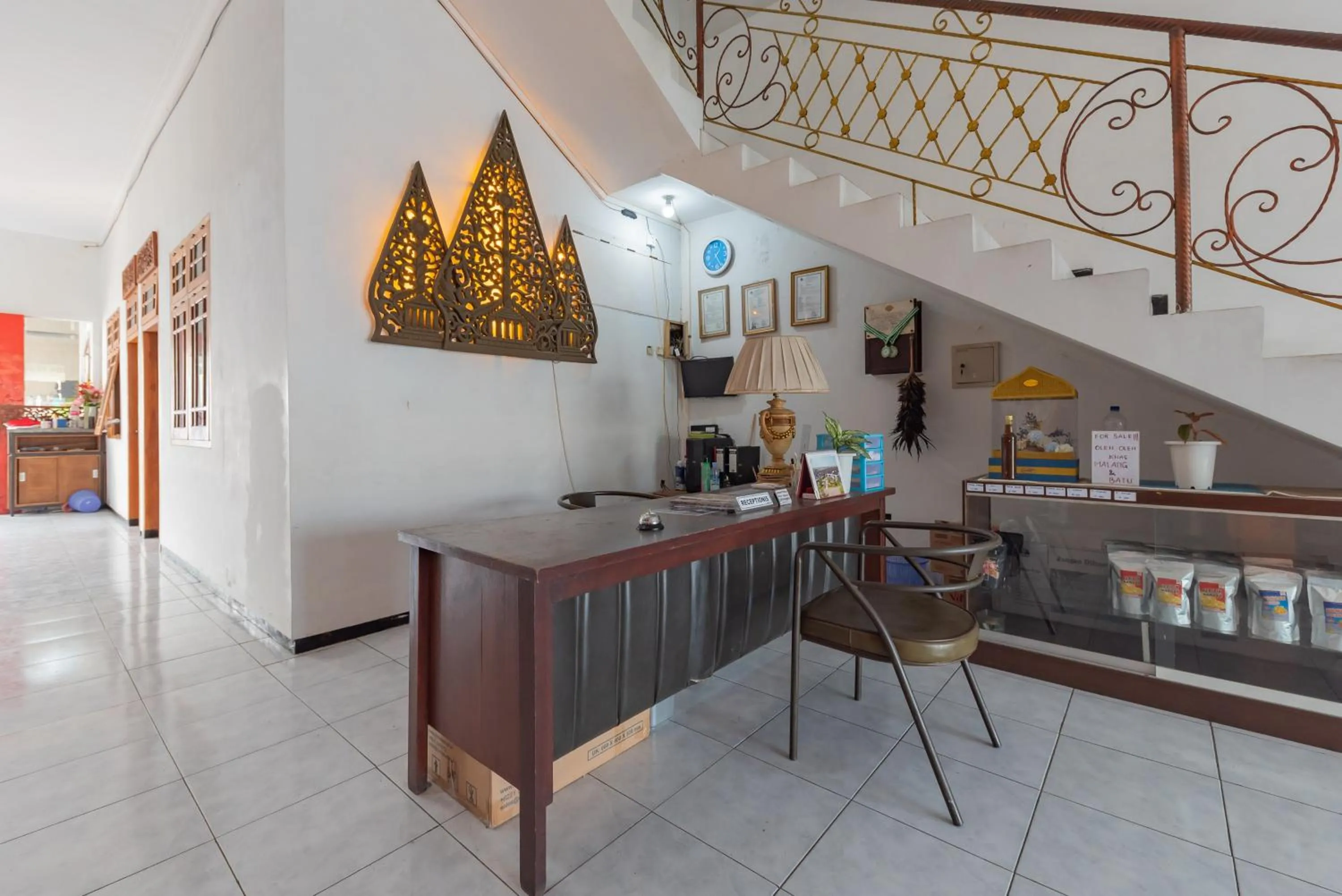 Lobby or reception in Reddoorz at Ciliwung Guest House Syariah