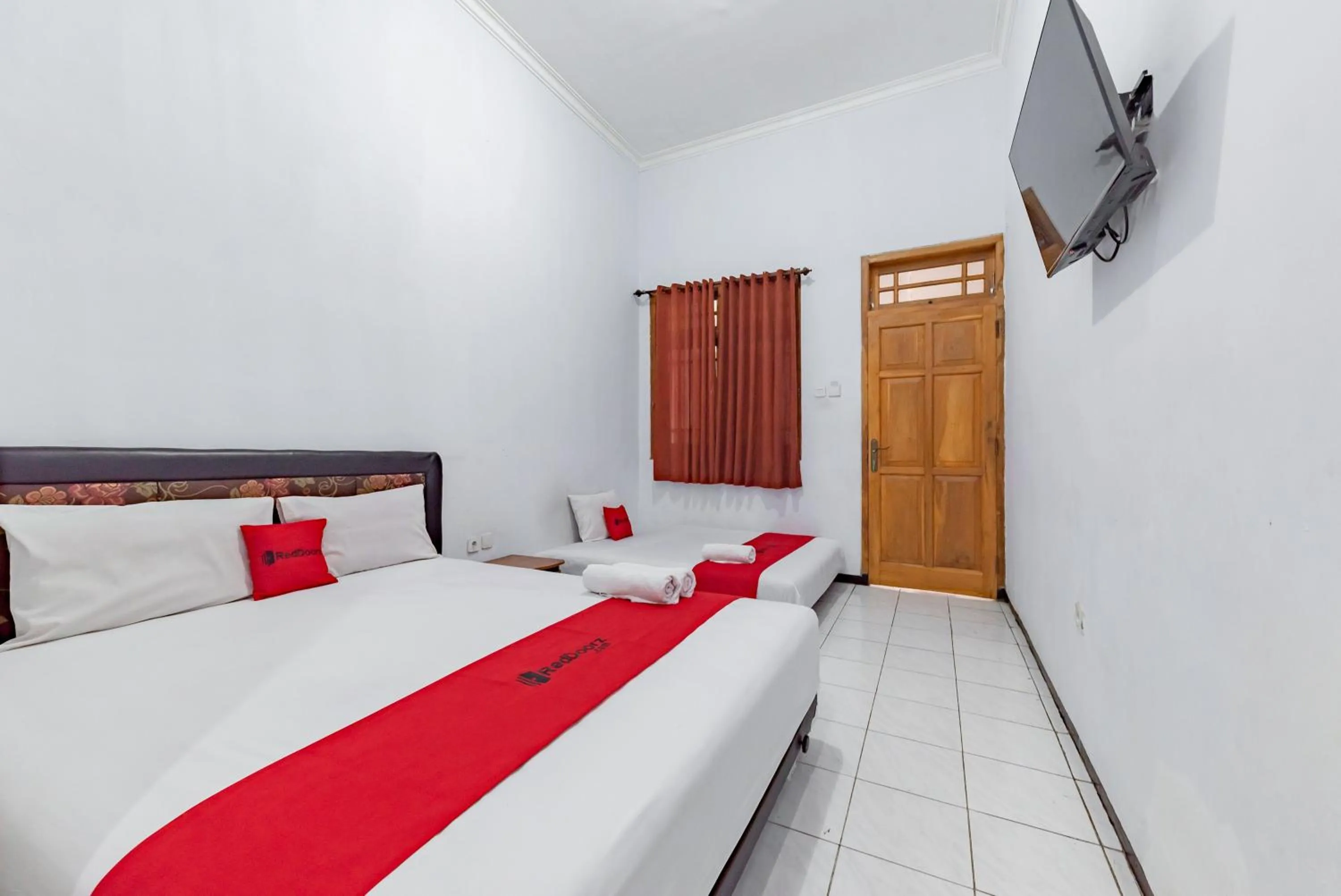 Bedroom, Bed in Reddoorz at Ciliwung Guest House Syariah
