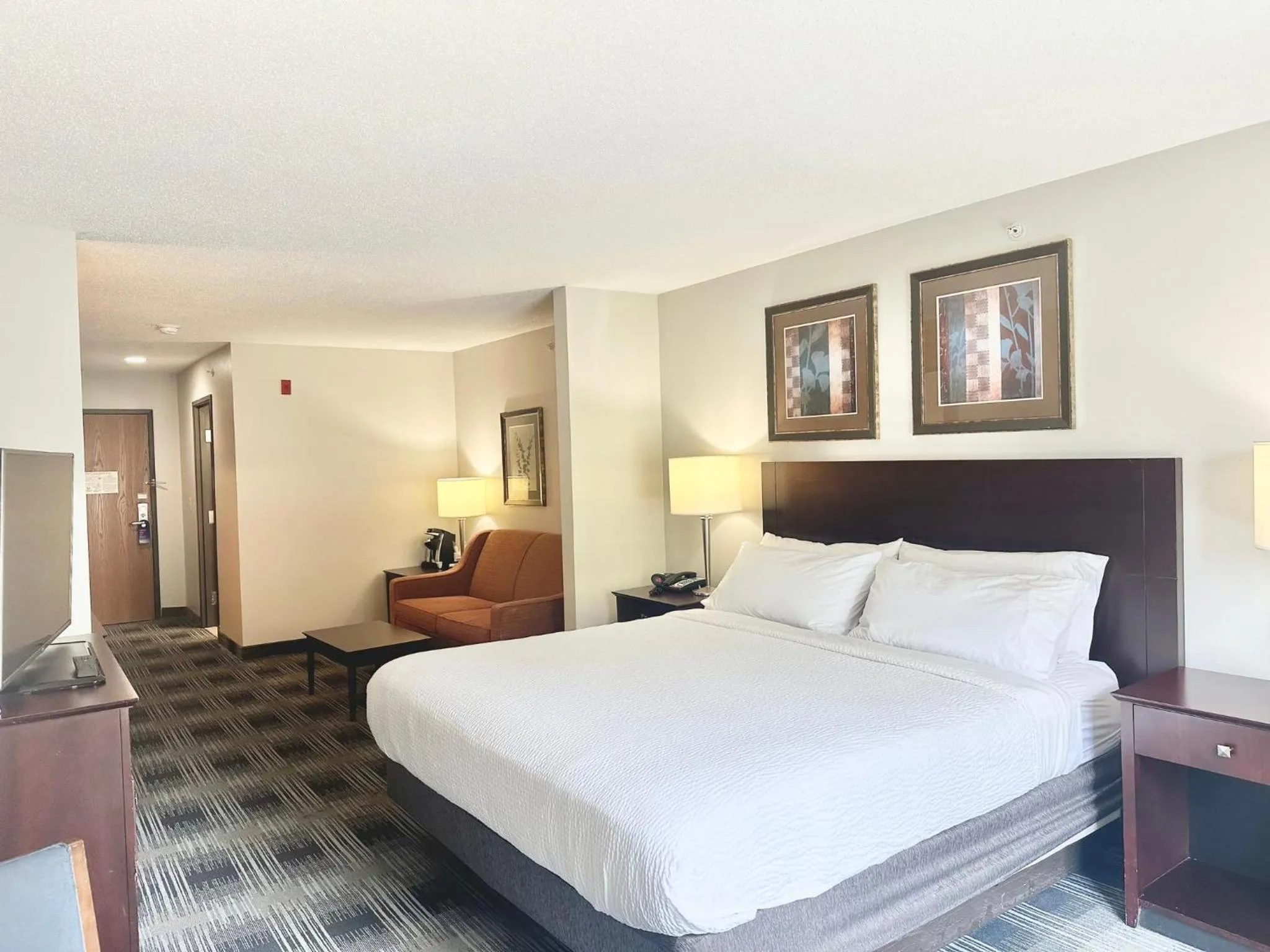 Bedroom, Bed in Holiday Inn Express and Suites Meriden by IHG