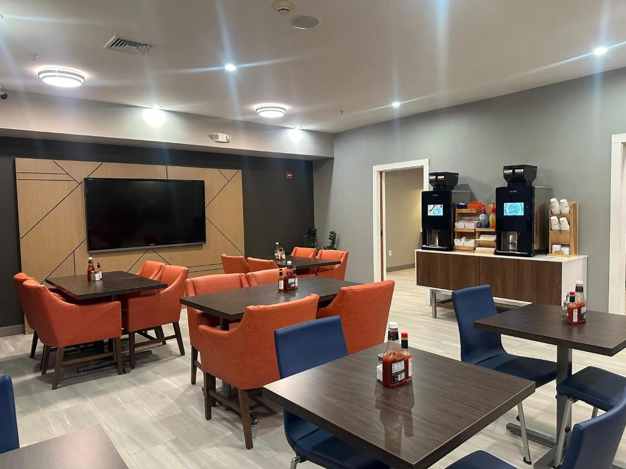 Restaurant/places to eat in Holiday Inn Express and Suites Meriden by IHG