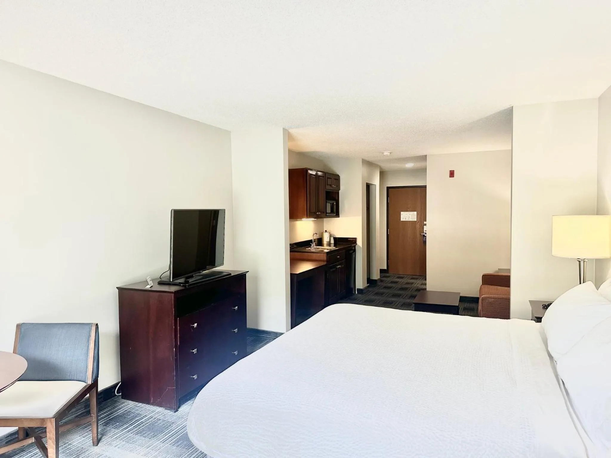 Bedroom, Bed in Holiday Inn Express and Suites Meriden by IHG