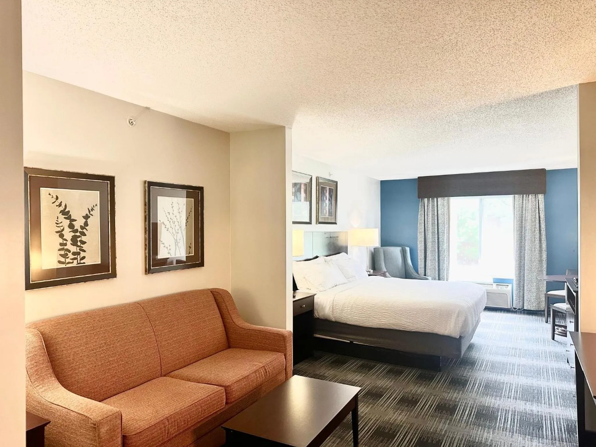 Bedroom, Bed in Holiday Inn Express and Suites Meriden by IHG