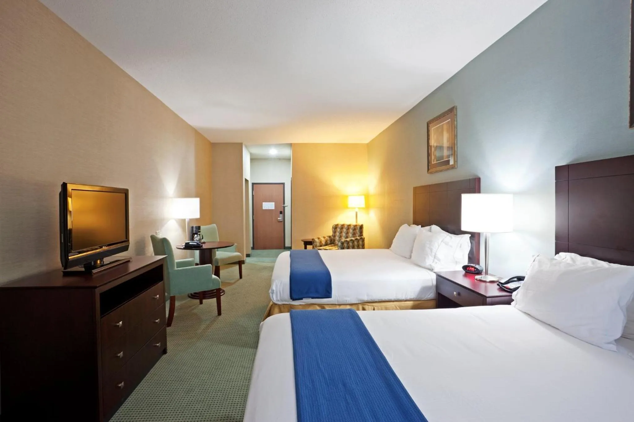 Photo of the whole room, Bed in Holiday Inn Express and Suites Meriden by IHG