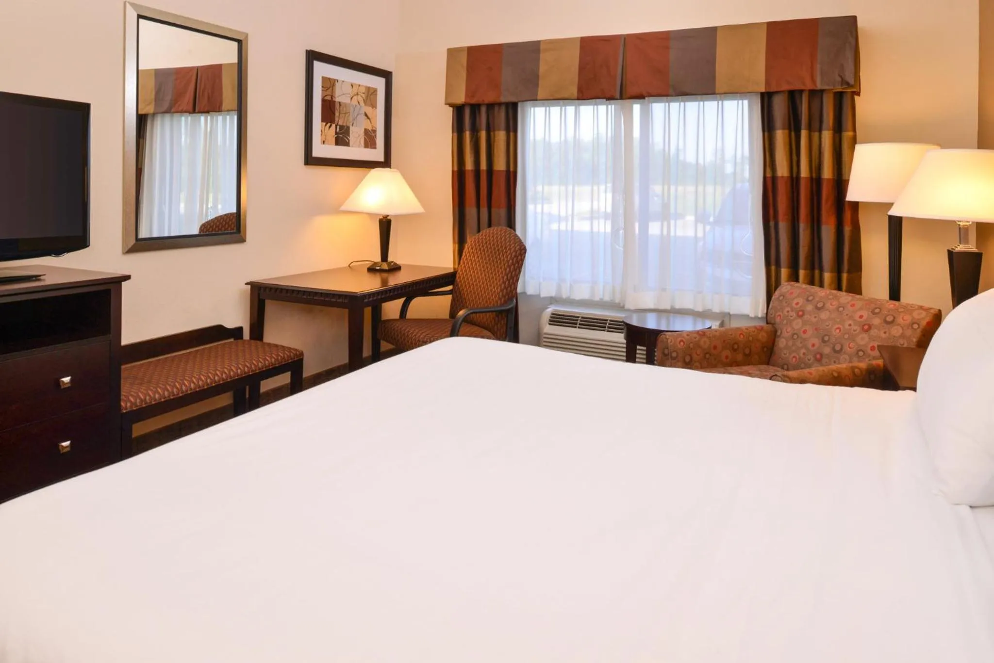 Photo of the whole room, Bed in Holiday Inn Express and Suites Wheeling by IHG